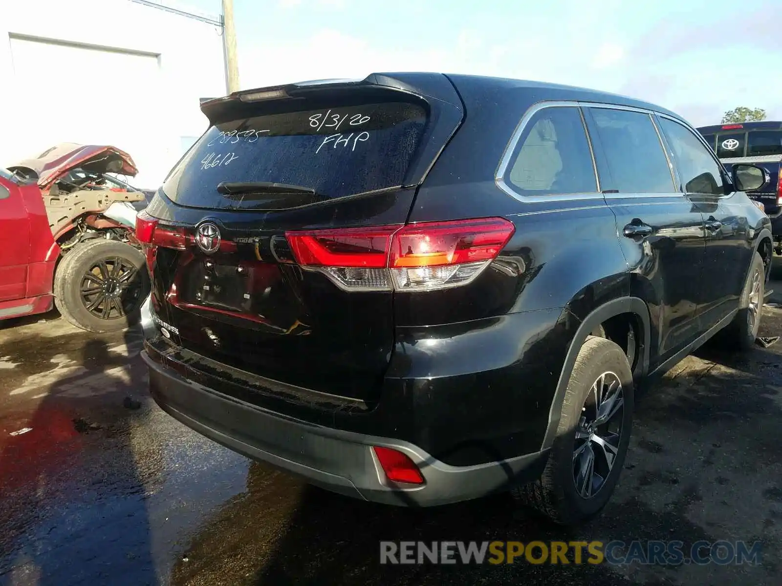 4 Photograph of a damaged car 5TDZZRFHXKS289595 TOYOTA HIGHLANDER 2019