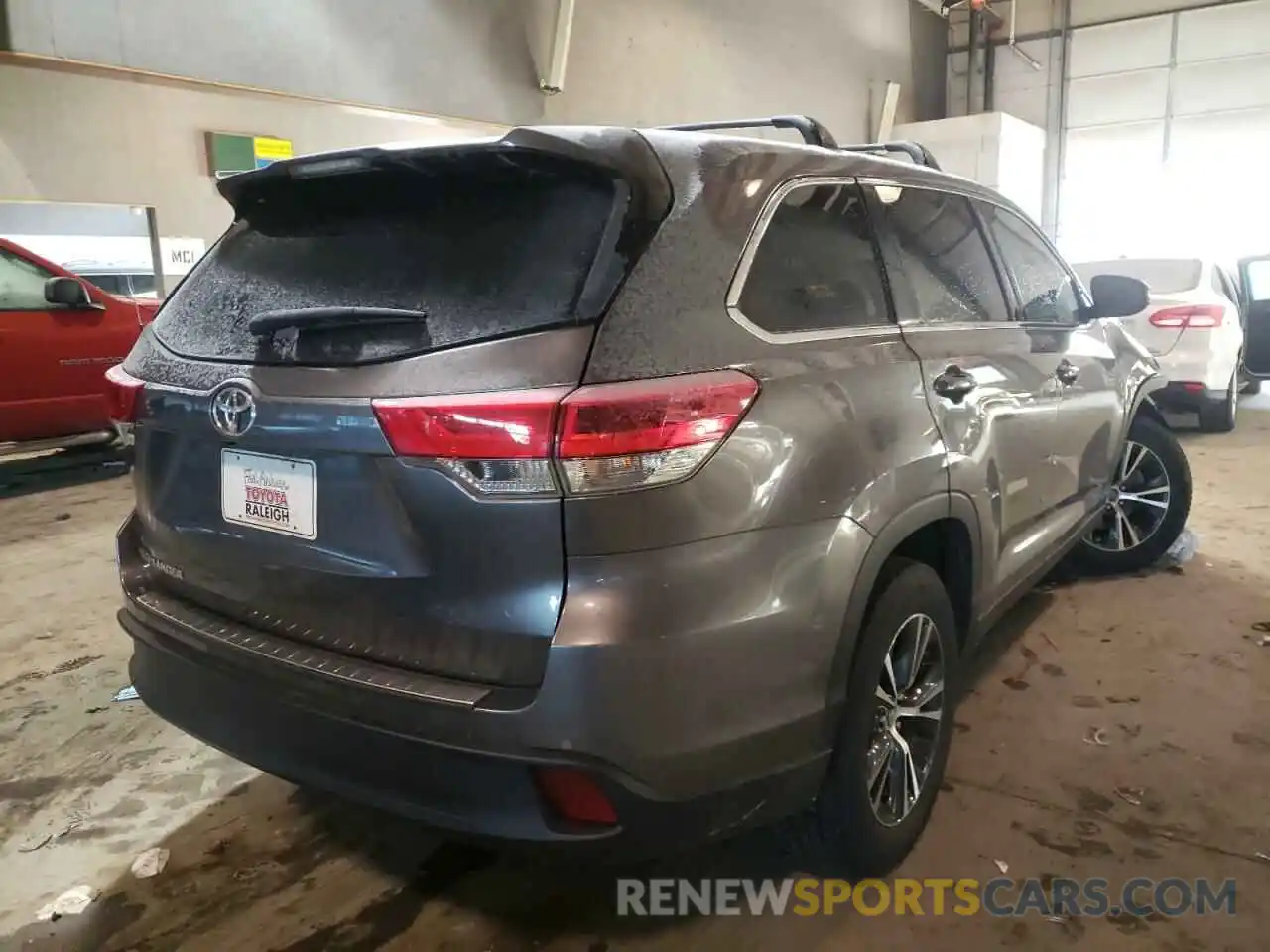 4 Photograph of a damaged car 5TDZZRFHXKS296918 TOYOTA HIGHLANDER 2019