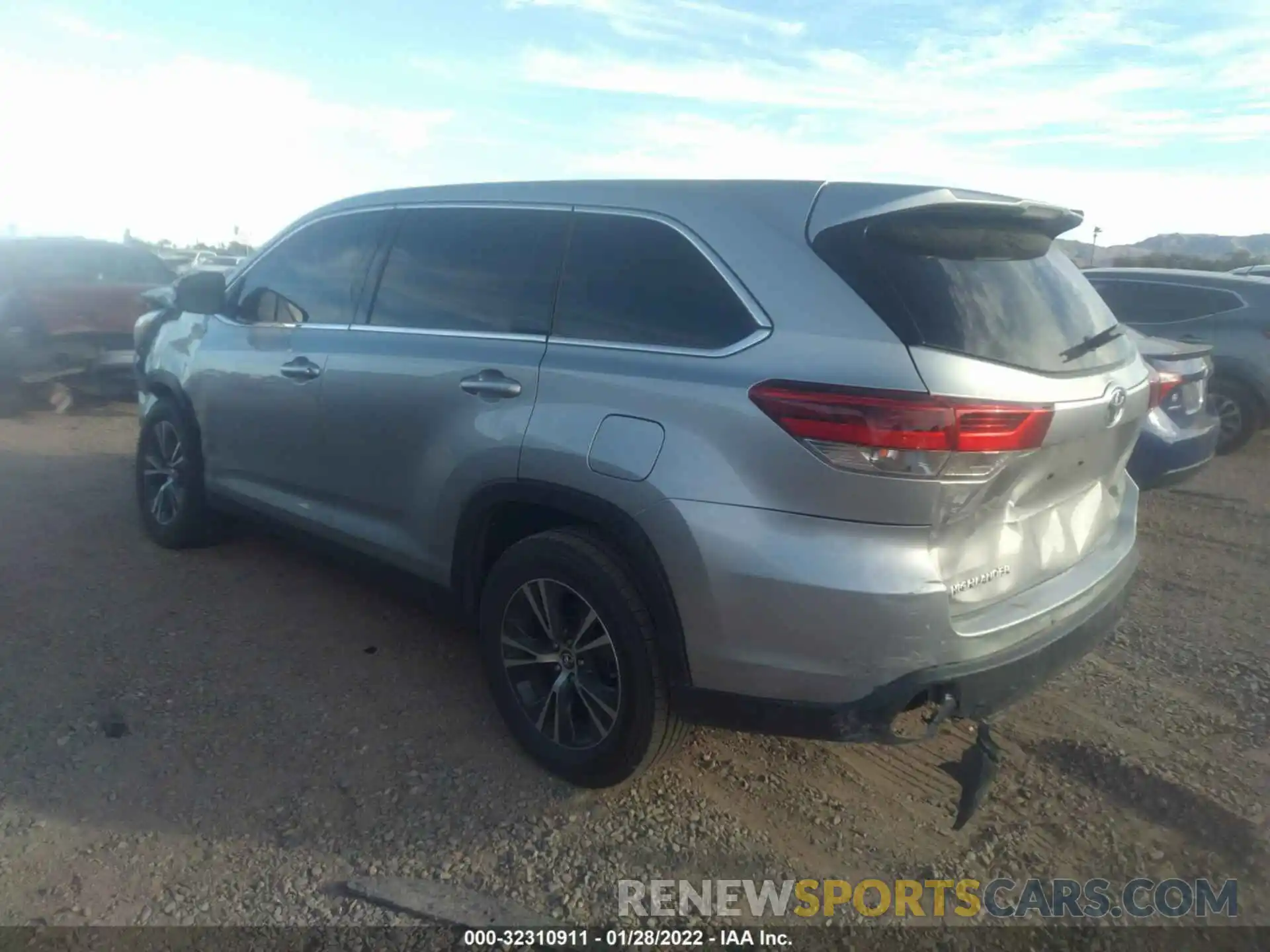 3 Photograph of a damaged car 5TDZZRFHXKS299768 TOYOTA HIGHLANDER 2019