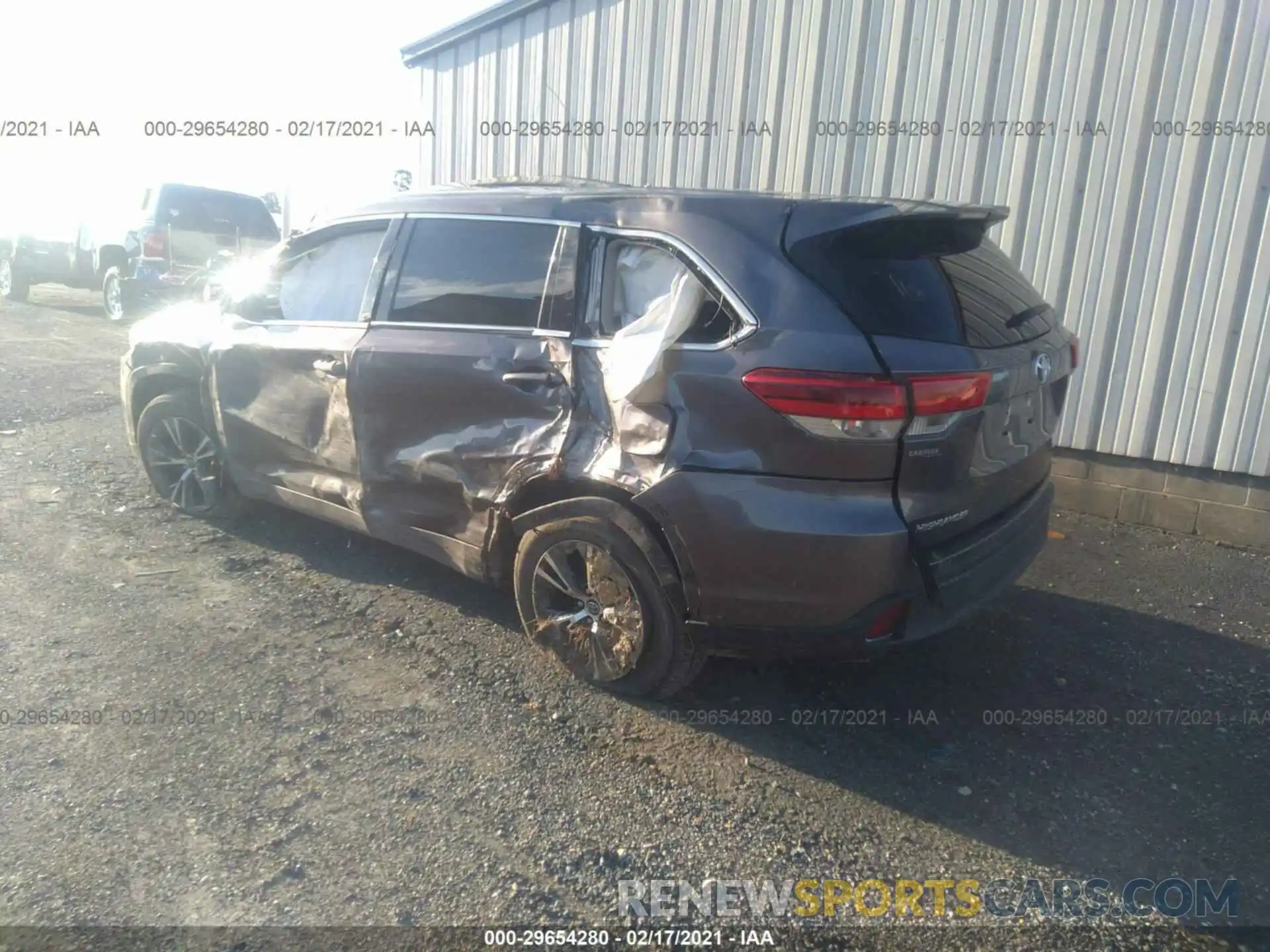 3 Photograph of a damaged car 5TDZZRFHXKS304709 TOYOTA HIGHLANDER 2019