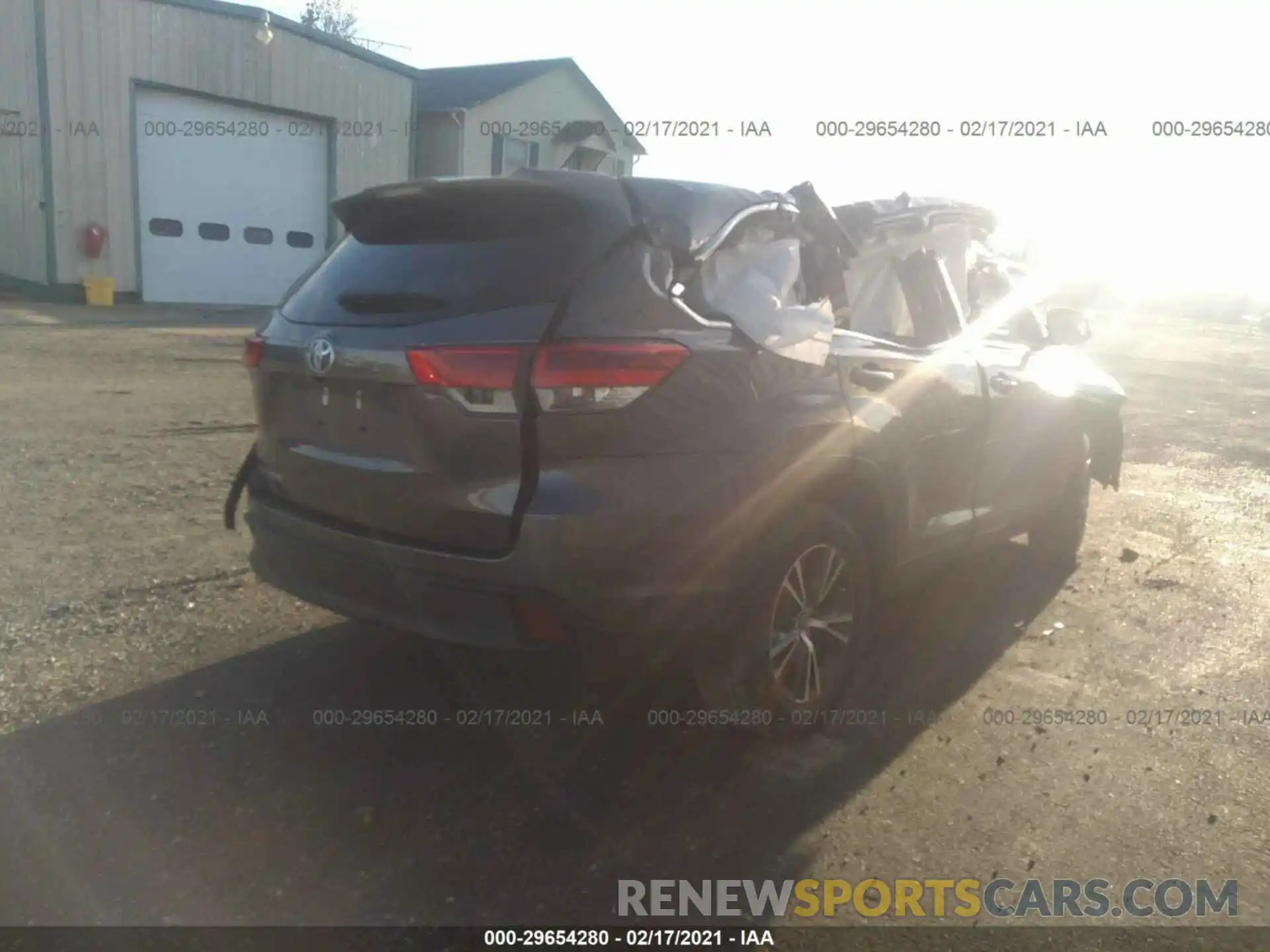 4 Photograph of a damaged car 5TDZZRFHXKS304709 TOYOTA HIGHLANDER 2019