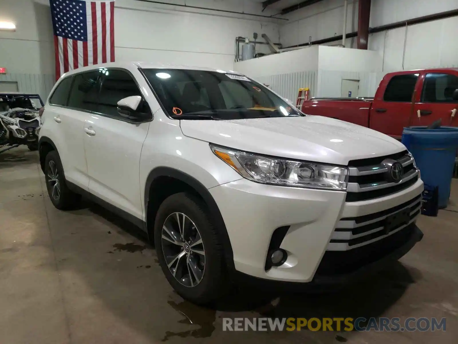 1 Photograph of a damaged car 5TDZZRFHXKS313426 TOYOTA HIGHLANDER 2019