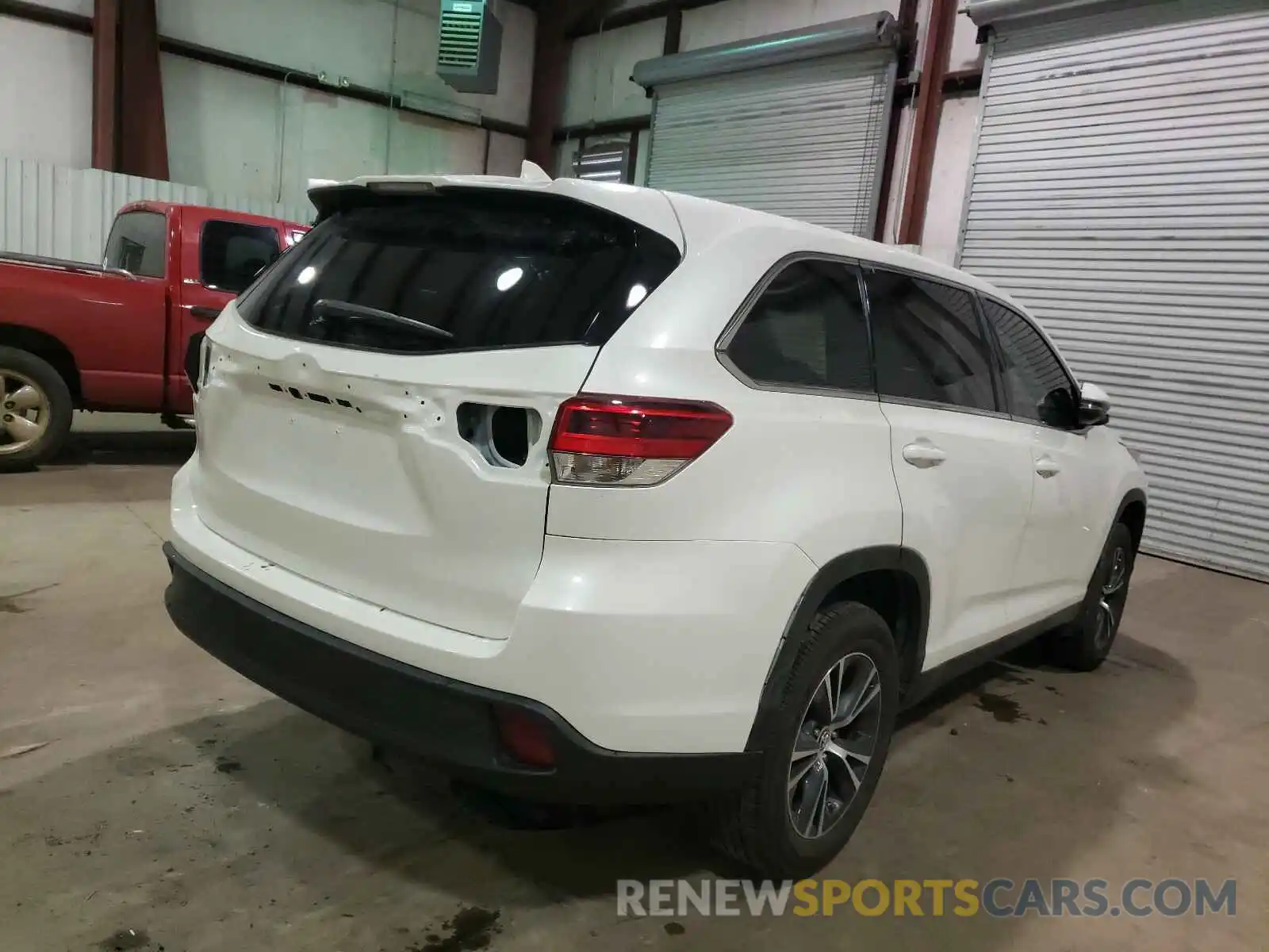 4 Photograph of a damaged car 5TDZZRFHXKS313426 TOYOTA HIGHLANDER 2019