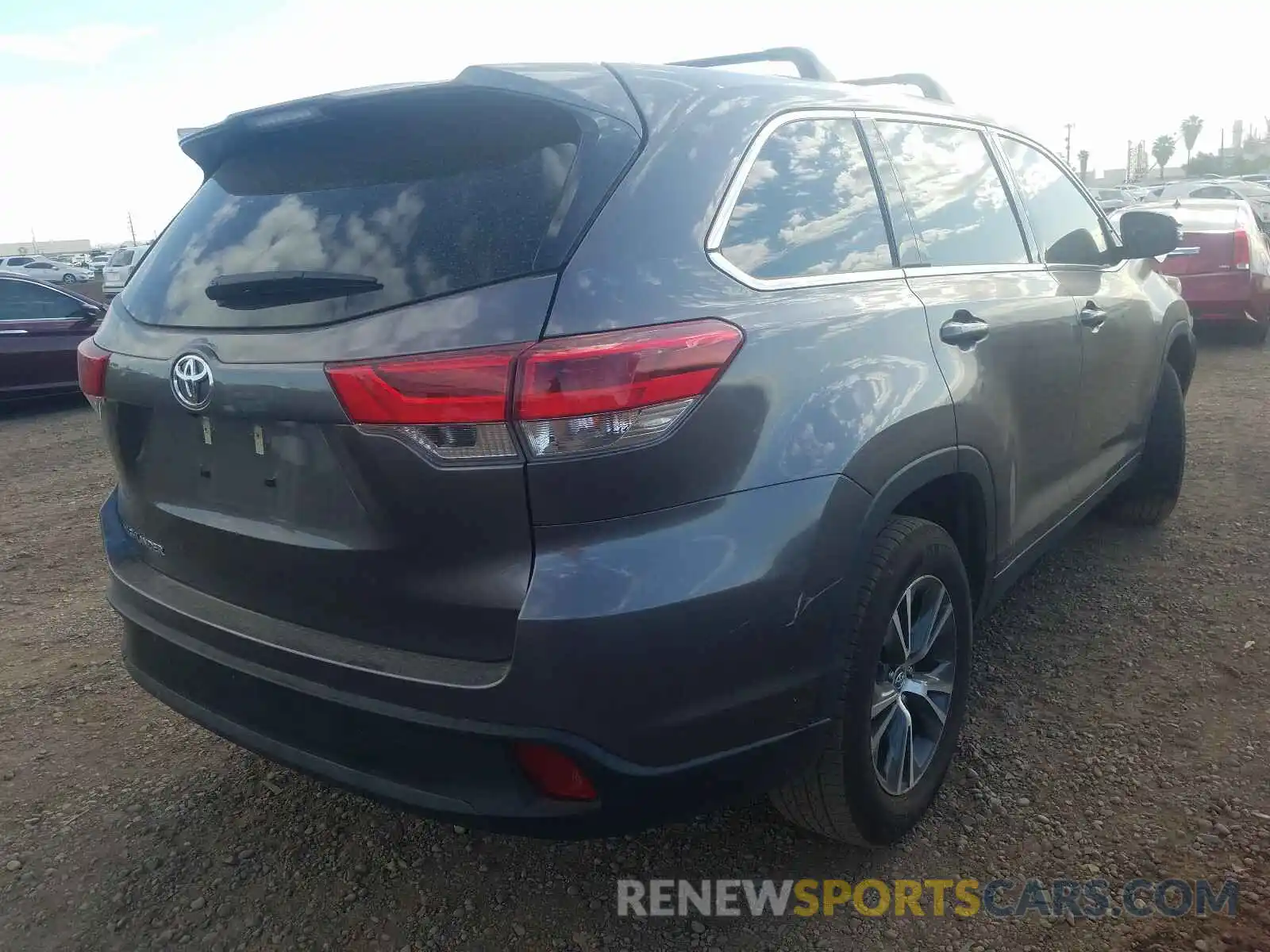 4 Photograph of a damaged car 5TDZZRFHXKS330212 TOYOTA HIGHLANDER 2019