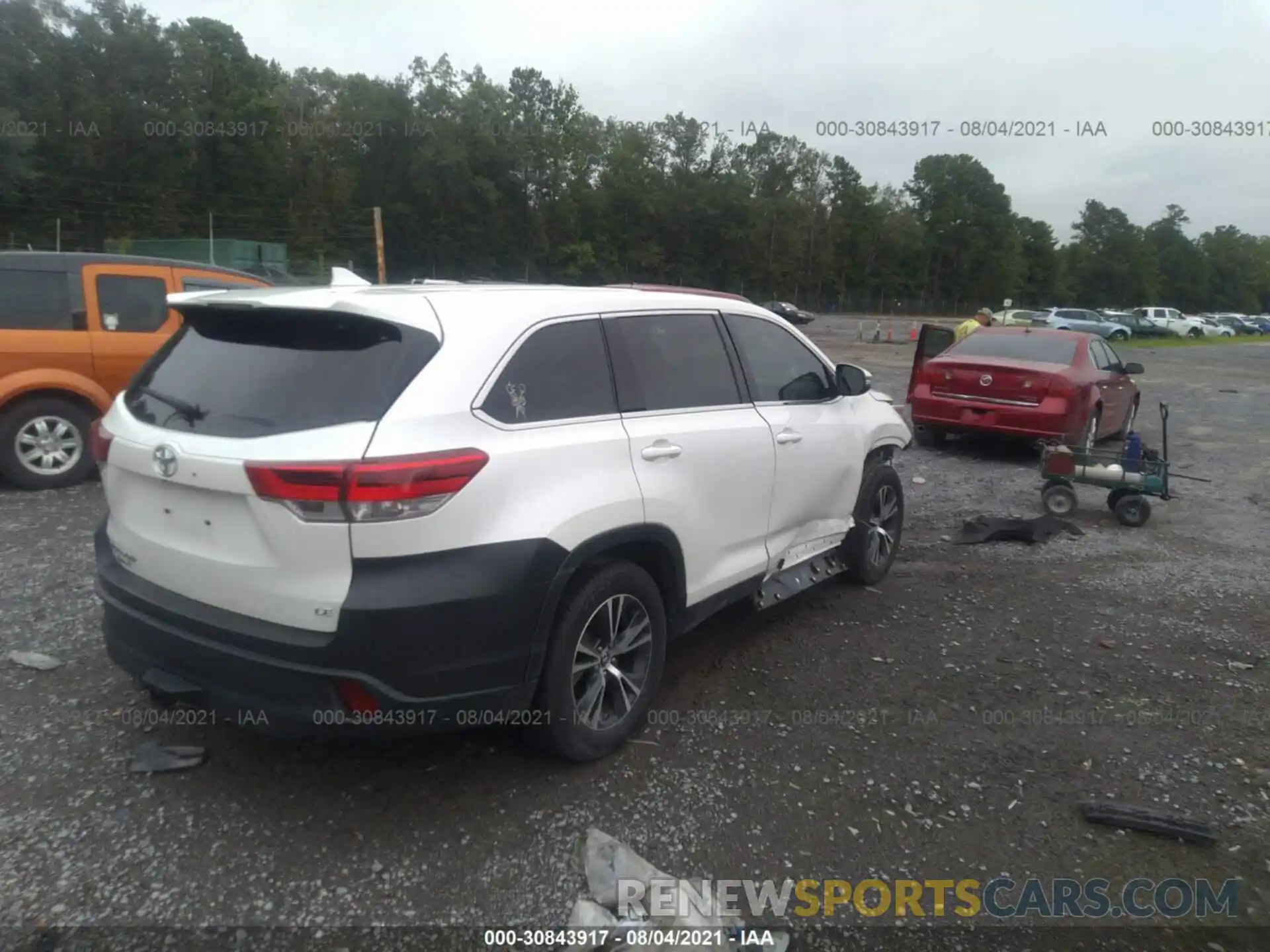 4 Photograph of a damaged car 5TDZZRFHXKS356910 TOYOTA HIGHLANDER 2019