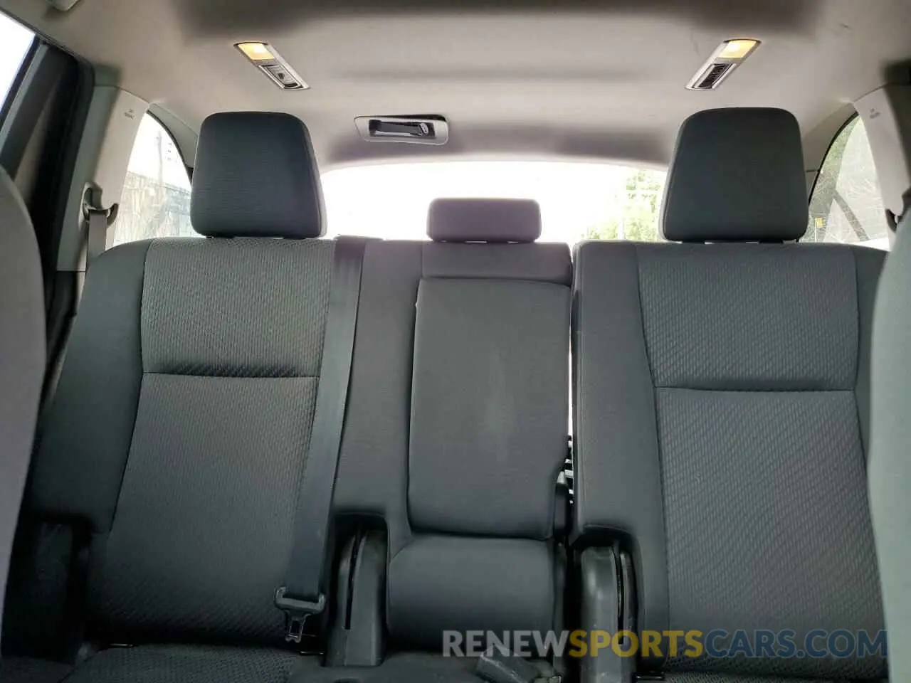 10 Photograph of a damaged car 5TDZZRFHXKS357362 TOYOTA HIGHLANDER 2019