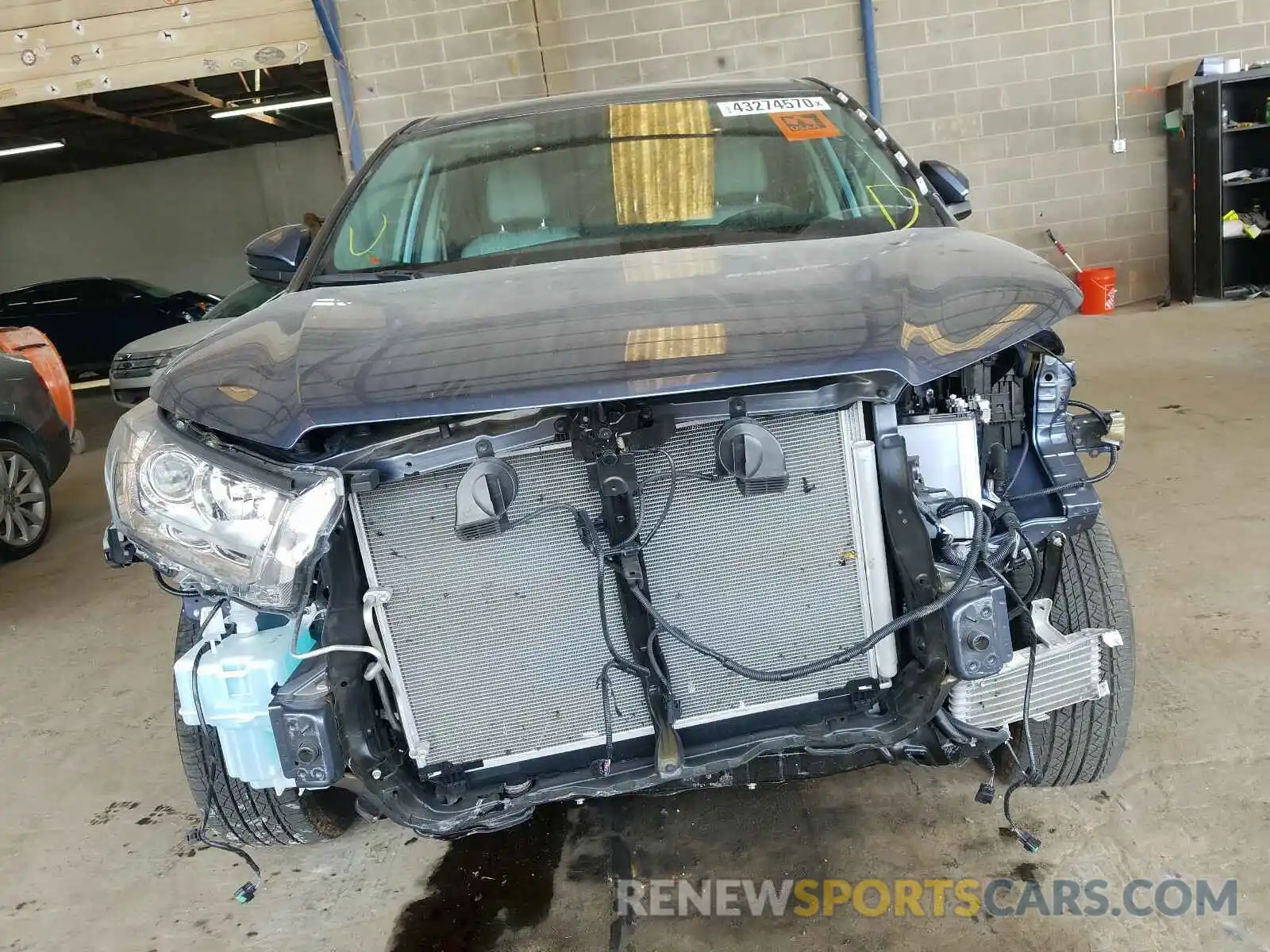 9 Photograph of a damaged car 5TDZZRFHXKS363971 TOYOTA HIGHLANDER 2019