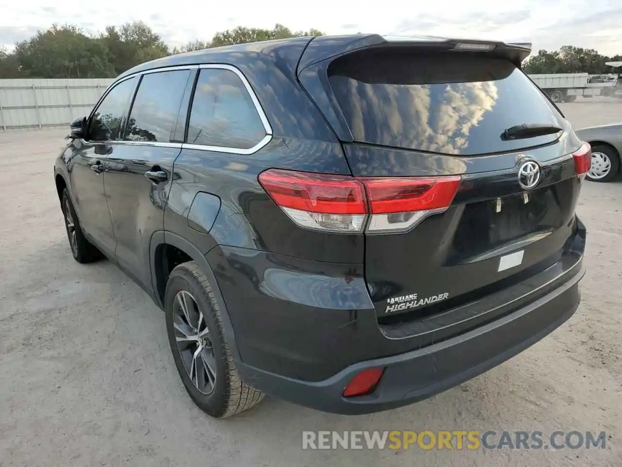 3 Photograph of a damaged car 5TDZZRFHXKS365428 TOYOTA HIGHLANDER 2019