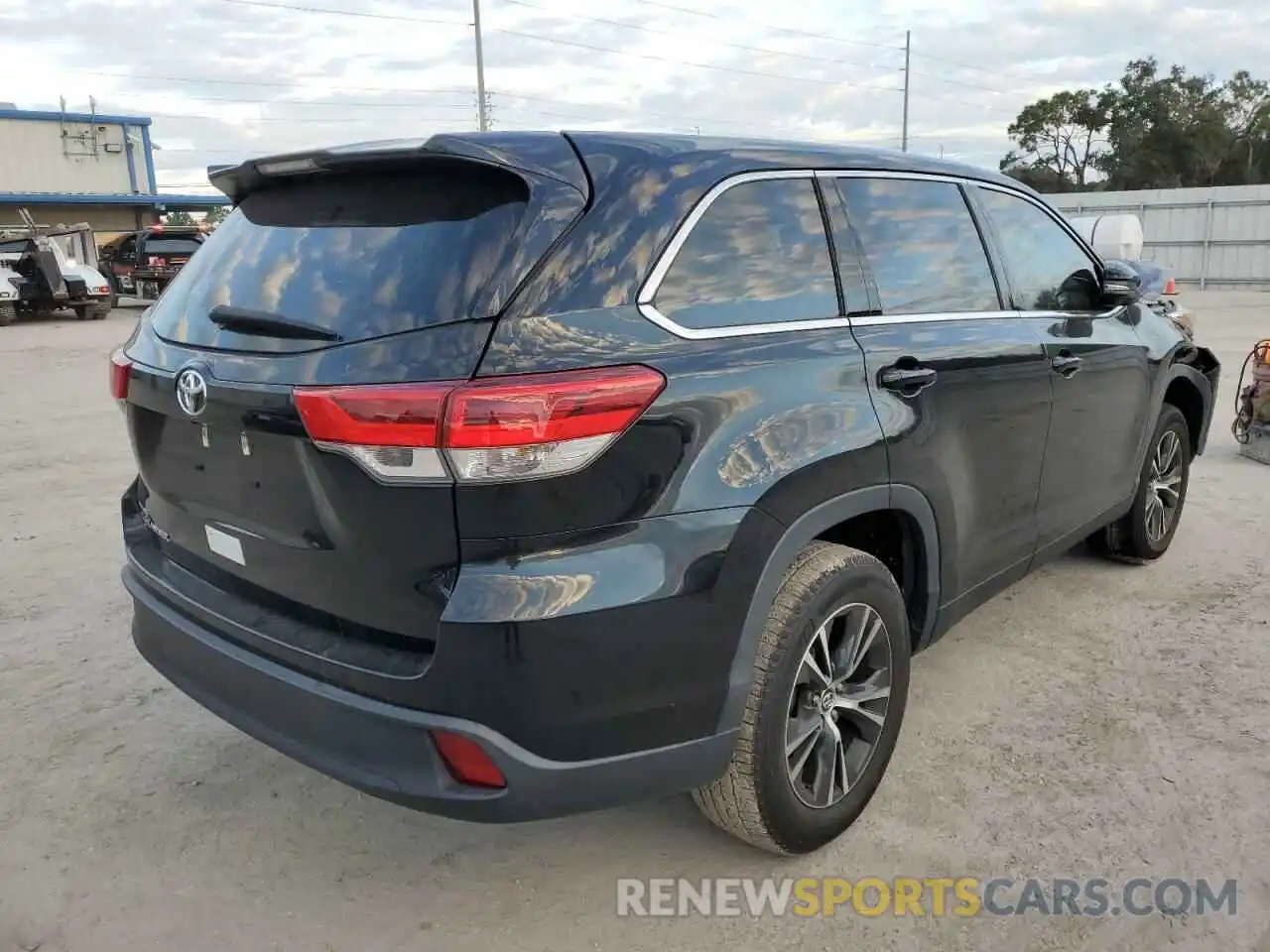 4 Photograph of a damaged car 5TDZZRFHXKS365428 TOYOTA HIGHLANDER 2019