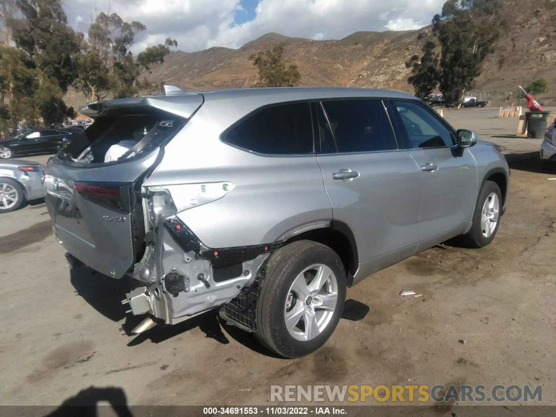 4 Photograph of a damaged car 5TDBBRCH1LS501683 TOYOTA HIGHLANDER 2020