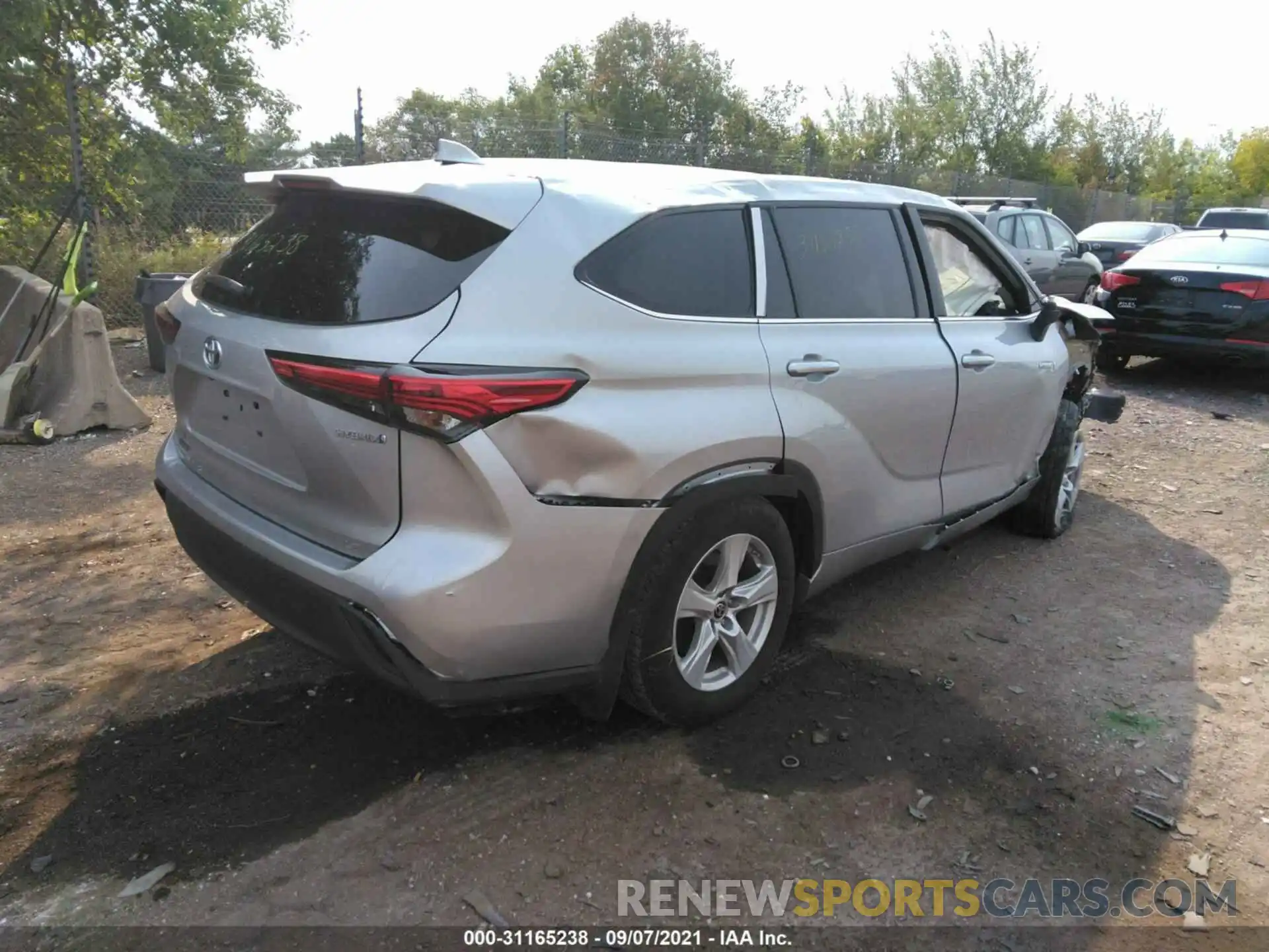 4 Photograph of a damaged car 5TDBBRCH8LS504547 TOYOTA HIGHLANDER 2020