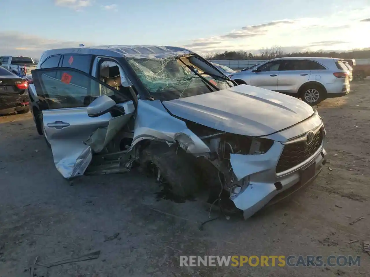 4 Photograph of a damaged car 5TDBZRBH3LS056120 TOYOTA HIGHLANDER 2020