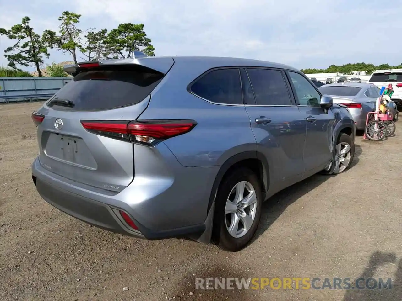 4 Photograph of a damaged car 5TDBZRBH7LS042351 TOYOTA HIGHLANDER 2020