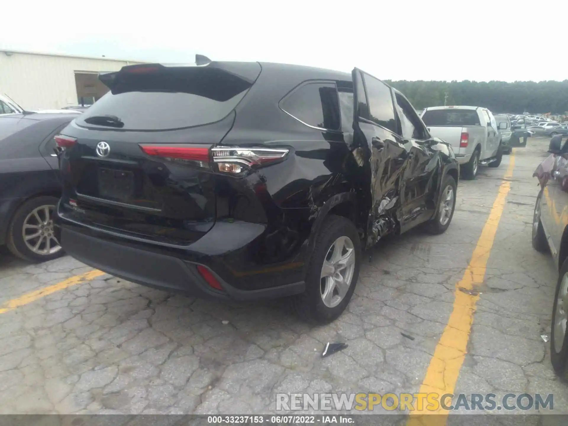 4 Photograph of a damaged car 5TDCZRAH0LS500673 TOYOTA HIGHLANDER 2020