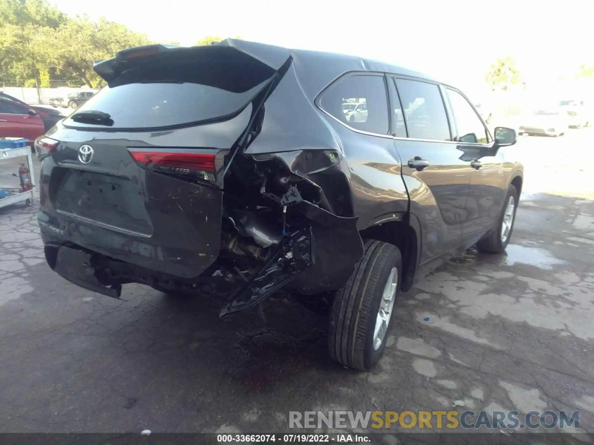 4 Photograph of a damaged car 5TDCZRAH2LS021185 TOYOTA HIGHLANDER 2020