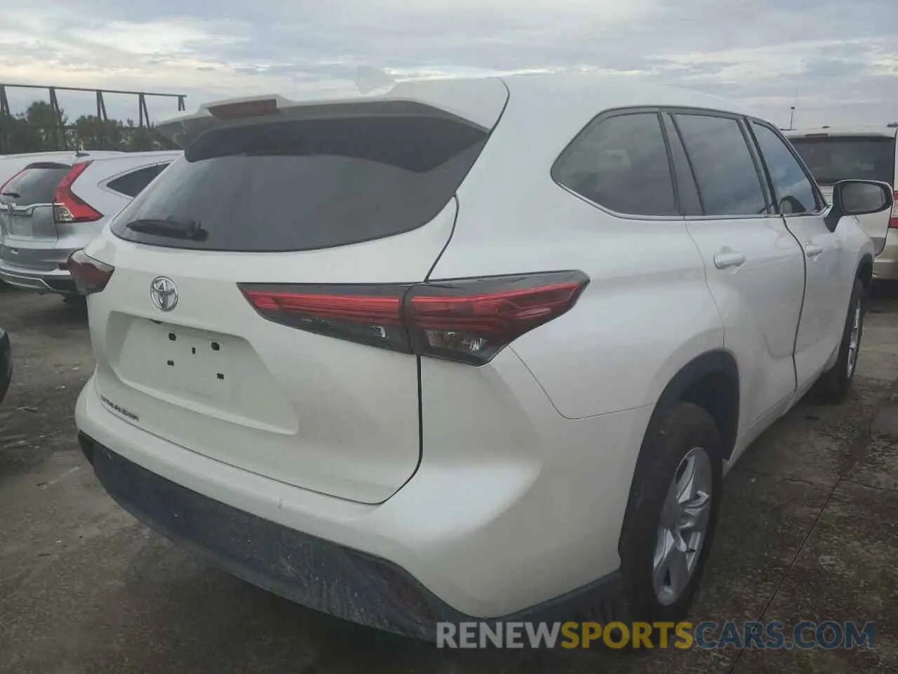 4 Photograph of a damaged car 5TDCZRAH2LS028394 TOYOTA HIGHLANDER 2020