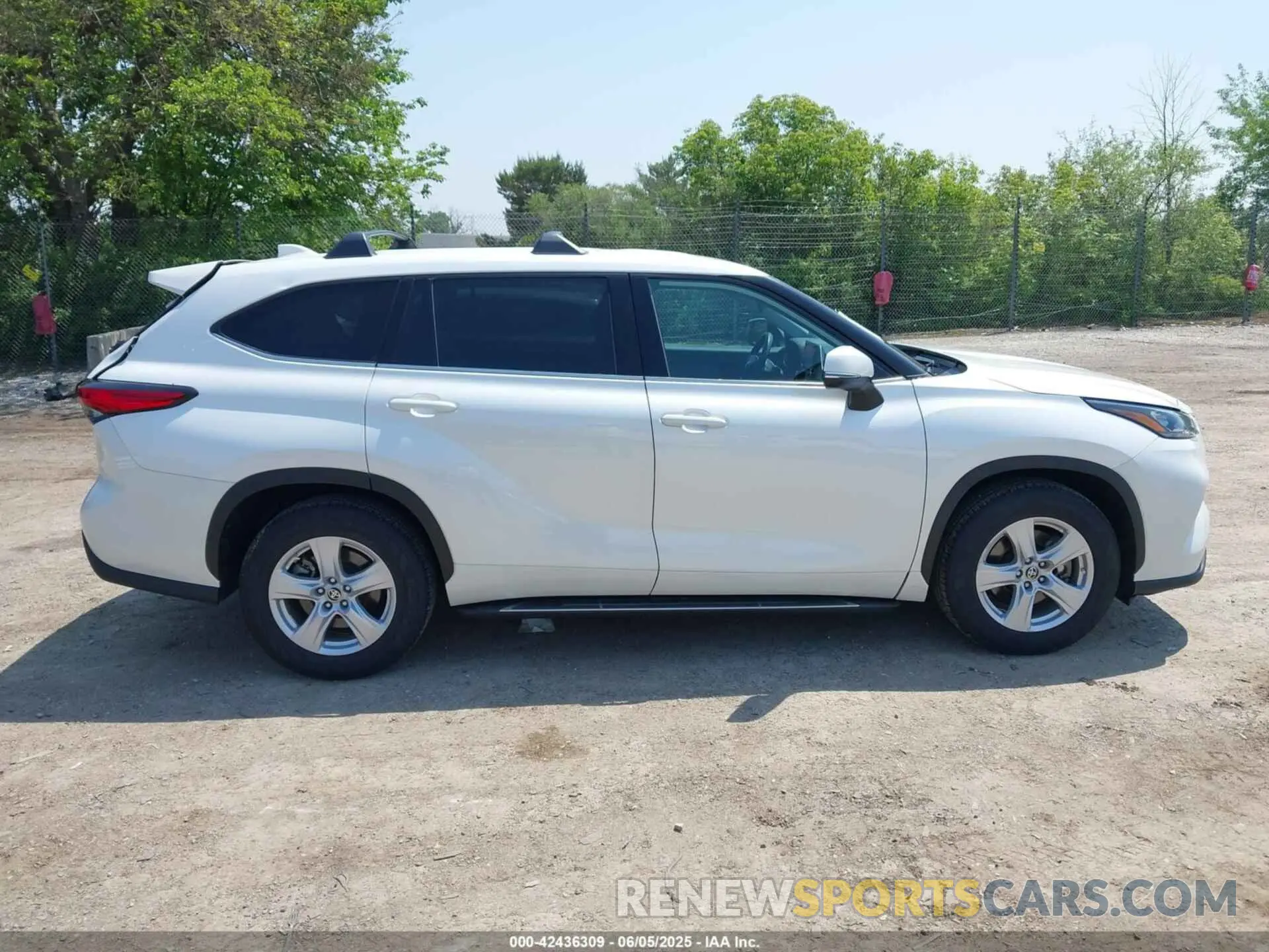 13 Photograph of a damaged car 5TDCZRAH4LS028560 TOYOTA HIGHLANDER 2020