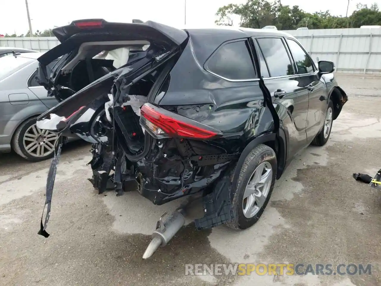 4 Photograph of a damaged car 5TDCZRAH5LS502497 TOYOTA HIGHLANDER 2020