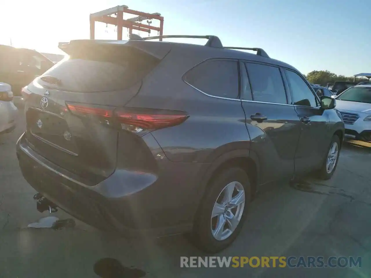 4 Photograph of a damaged car 5TDCZRAH9LS020941 TOYOTA HIGHLANDER 2020