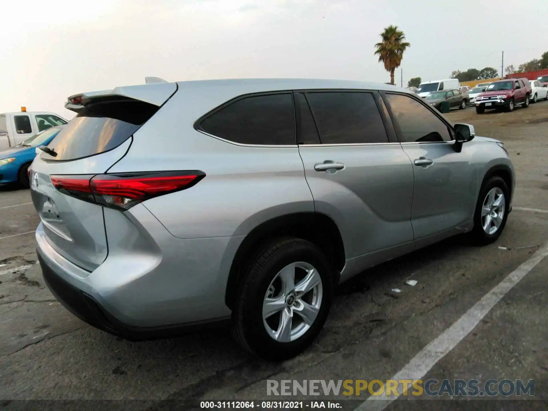 4 Photograph of a damaged car 5TDCZRAHXLS511101 TOYOTA HIGHLANDER 2020