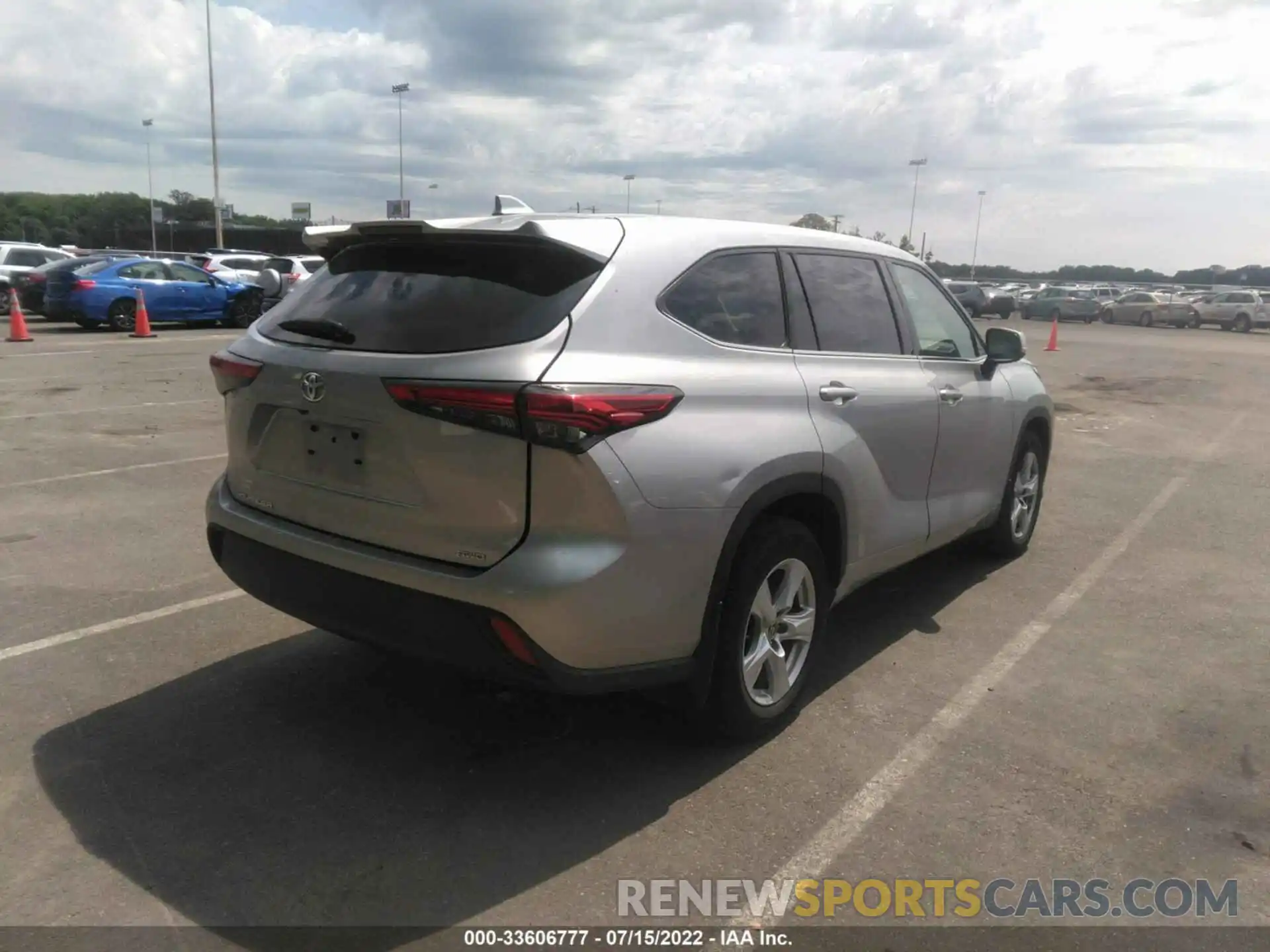 4 Photograph of a damaged car 5TDCZRBH0LS505824 TOYOTA HIGHLANDER 2020