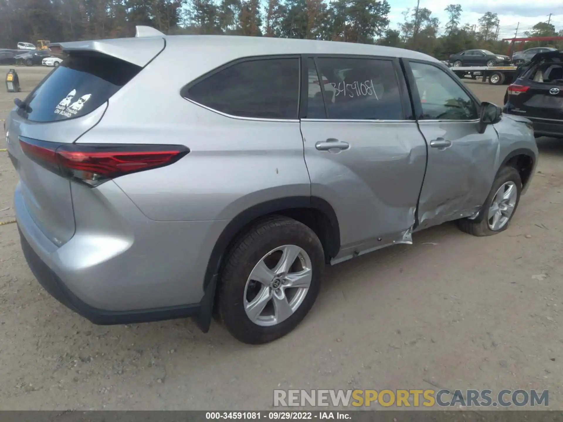 4 Photograph of a damaged car 5TDCZRBH9LS042033 TOYOTA HIGHLANDER 2020