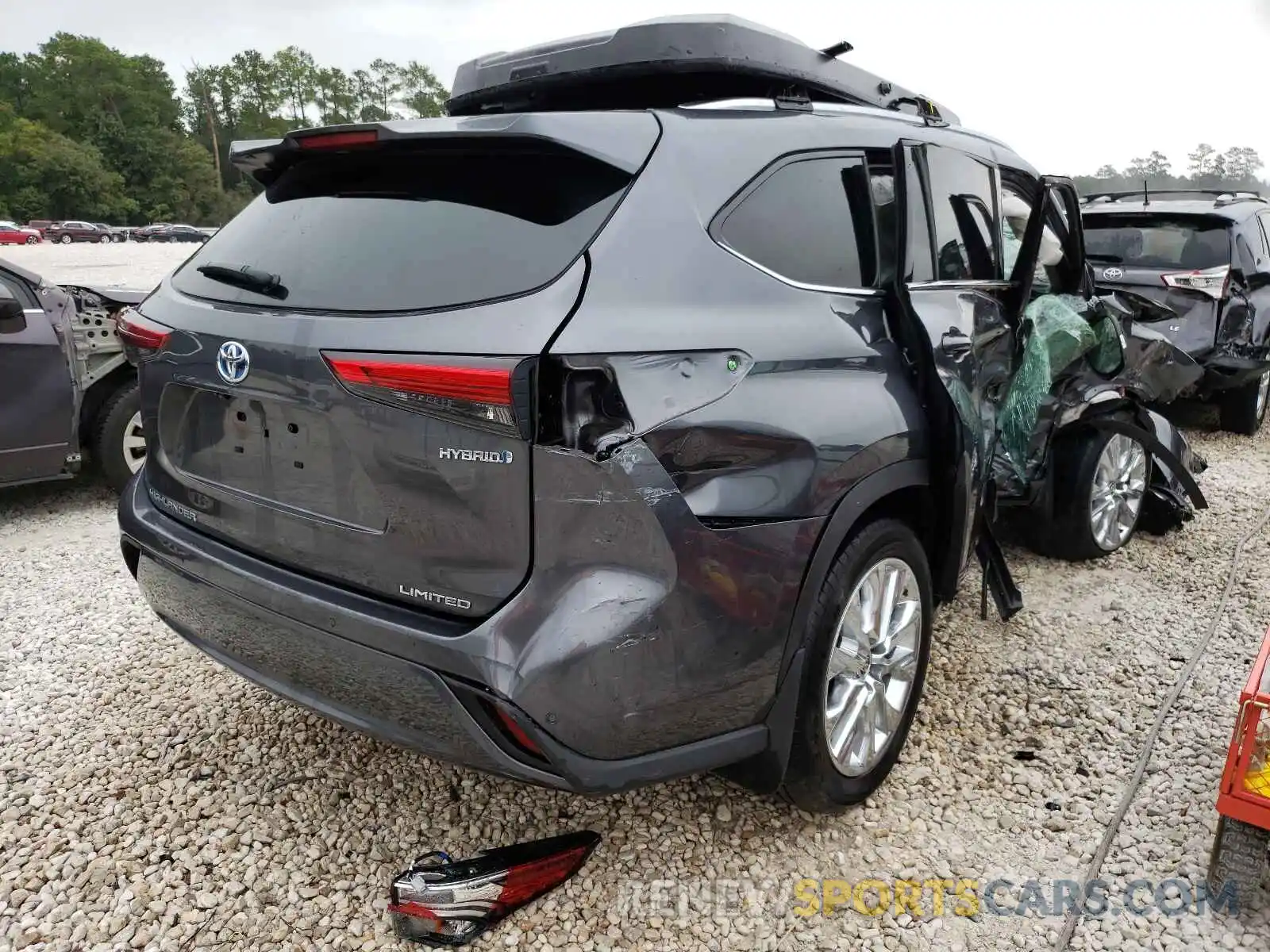 4 Photograph of a damaged car 5TDDBRCH8LS002839 TOYOTA HIGHLANDER 2020