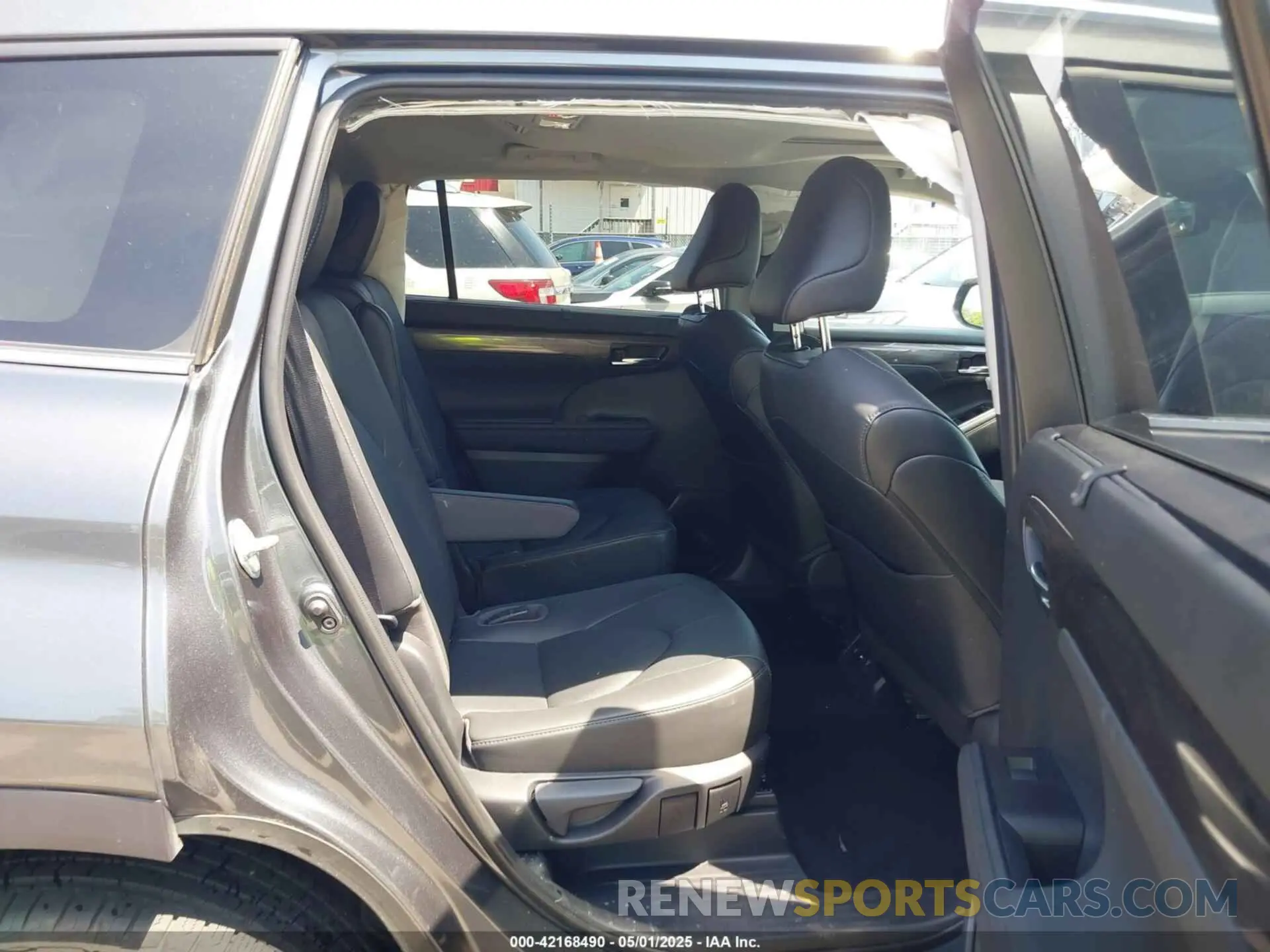 8 Photograph of a damaged car 5TDDZRBH0LS012651 TOYOTA HIGHLANDER 2020