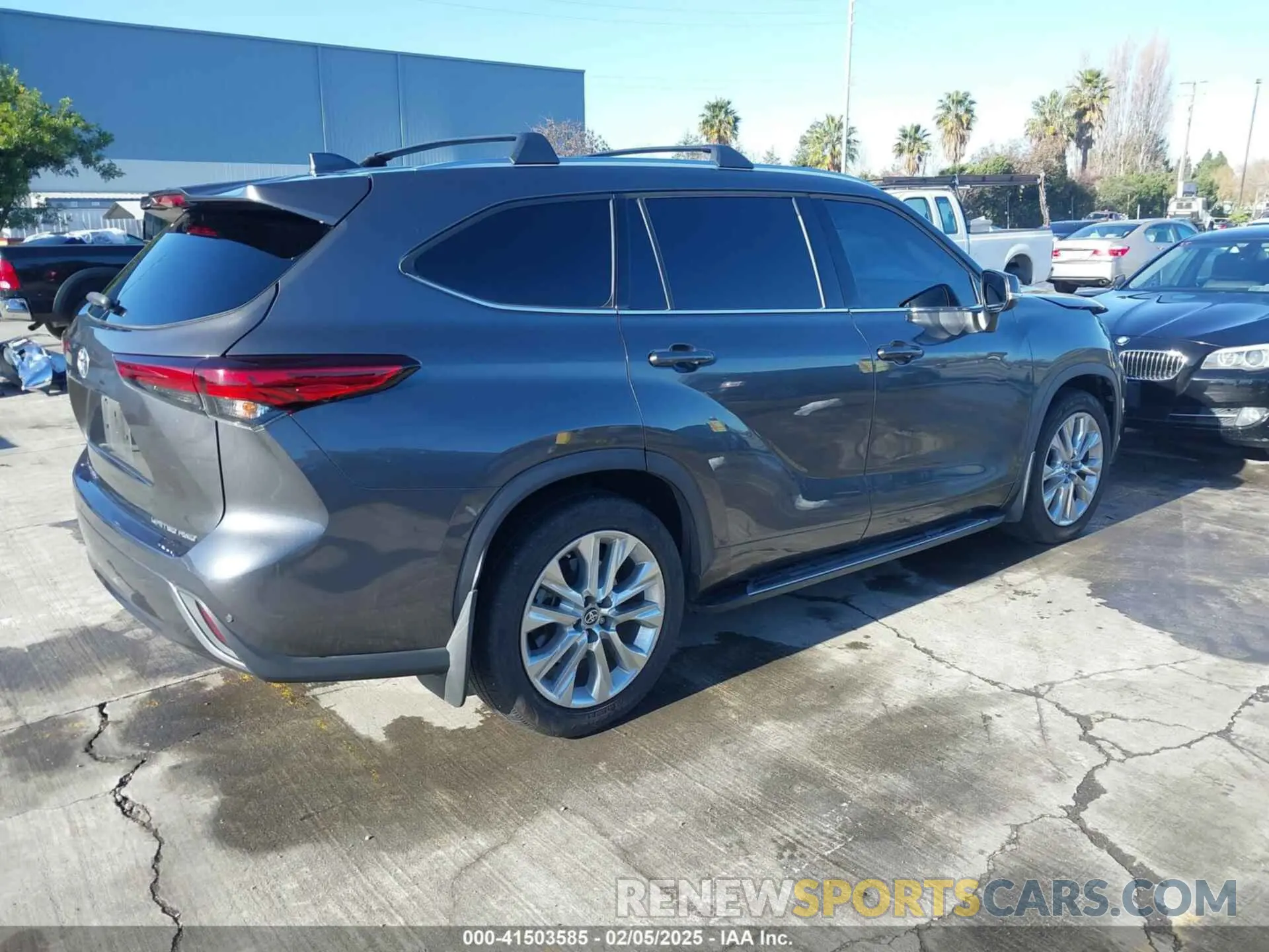 4 Photograph of a damaged car 5TDDZRBH6LS004148 TOYOTA HIGHLANDER 2020