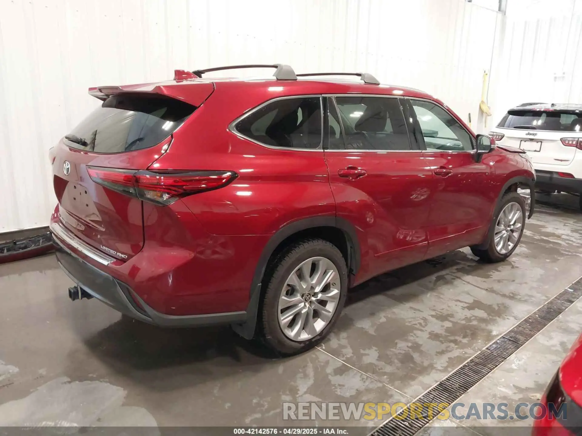 4 Photograph of a damaged car 5TDDZRBH6LS014713 TOYOTA HIGHLANDER 2020