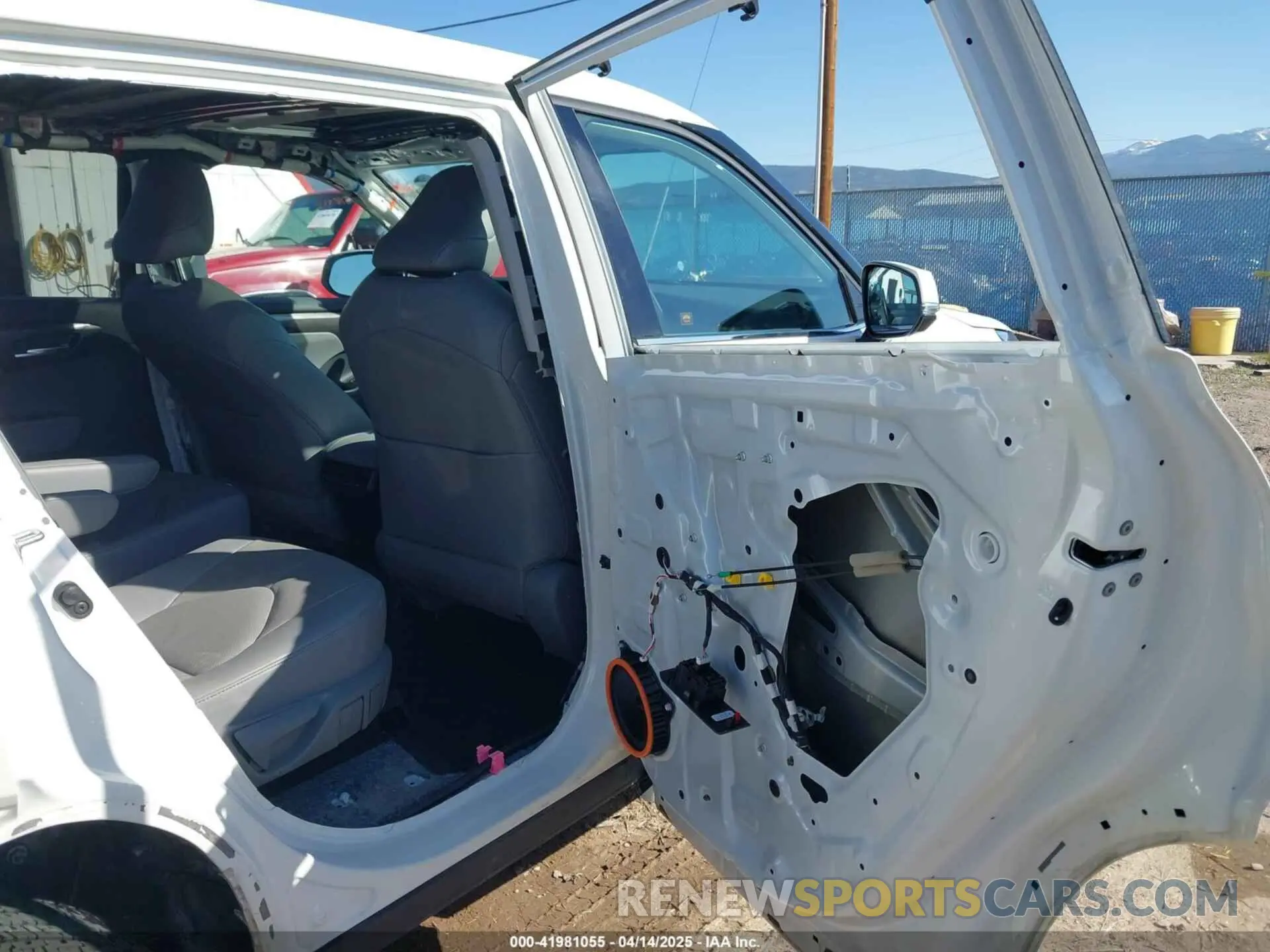 8 Photograph of a damaged car 5TDDZRBH6LS051695 TOYOTA HIGHLANDER 2020