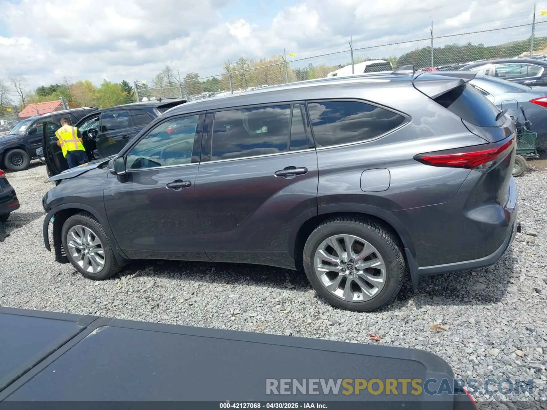 14 Photograph of a damaged car 5TDDZRBH7LS015529 TOYOTA HIGHLANDER 2020