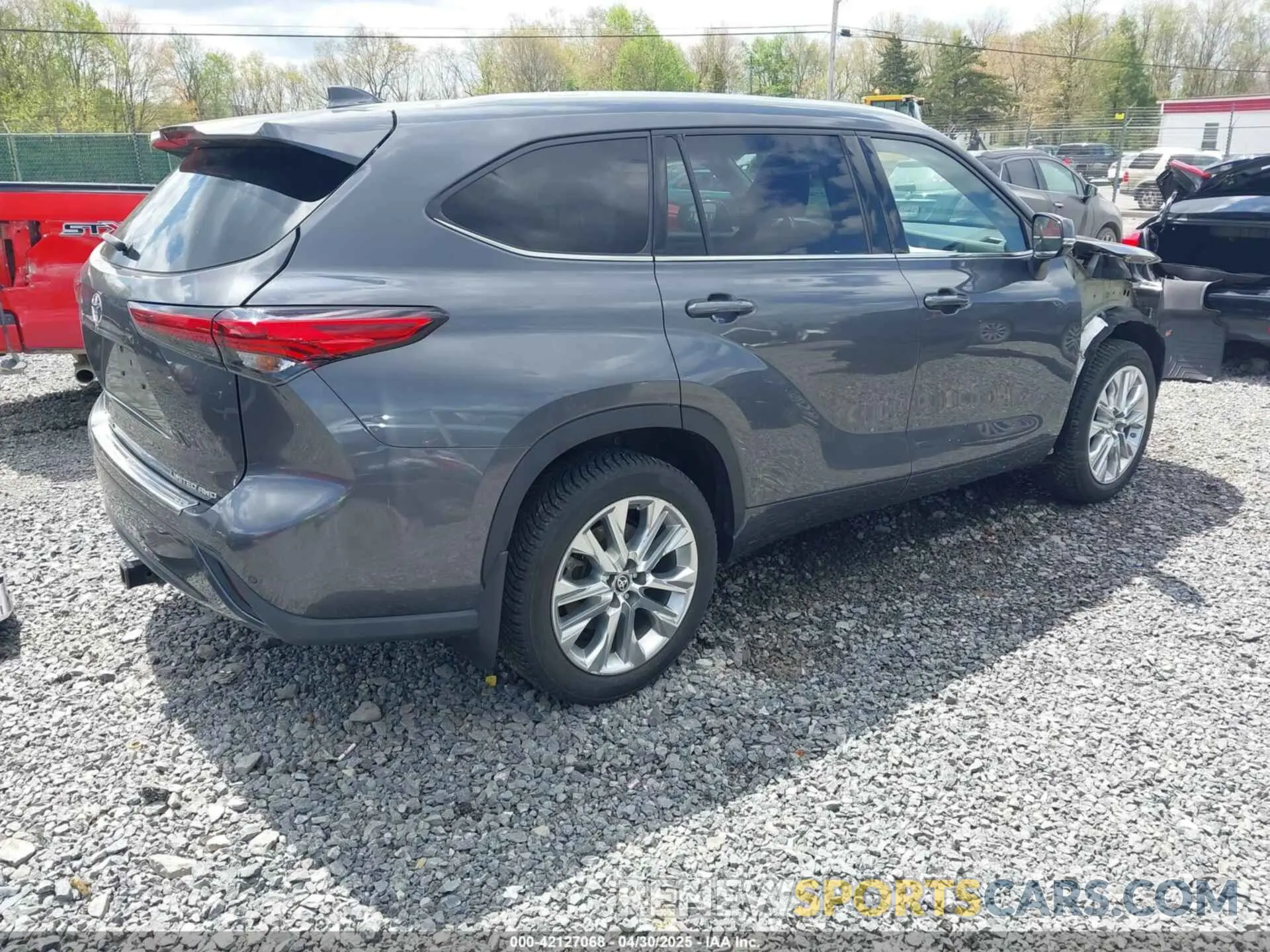 4 Photograph of a damaged car 5TDDZRBH7LS015529 TOYOTA HIGHLANDER 2020