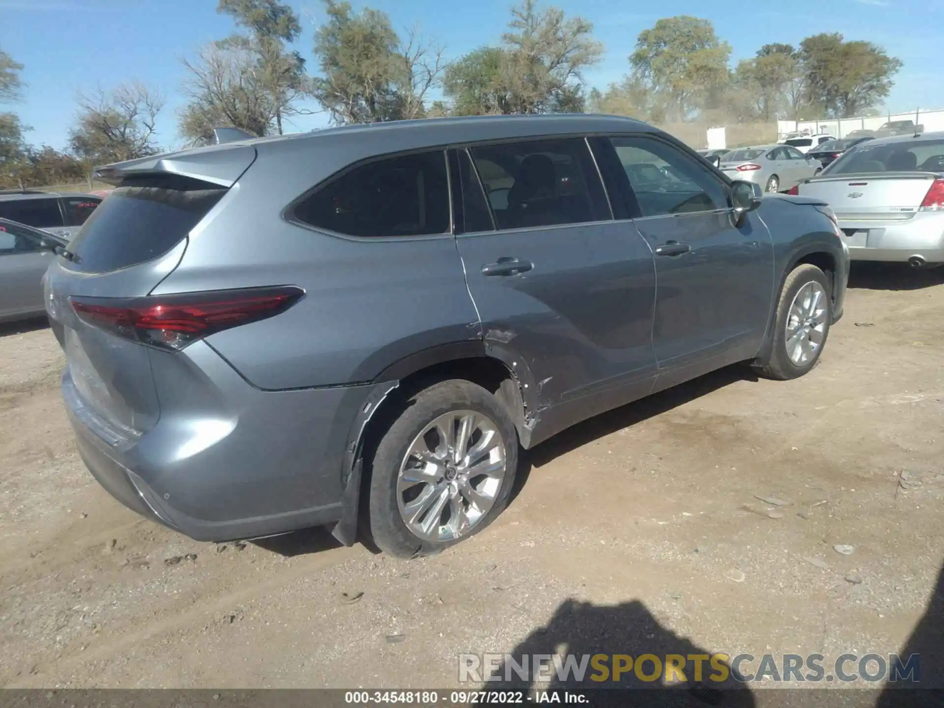 4 Photograph of a damaged car 5TDDZRBHXLS030204 TOYOTA HIGHLANDER 2020