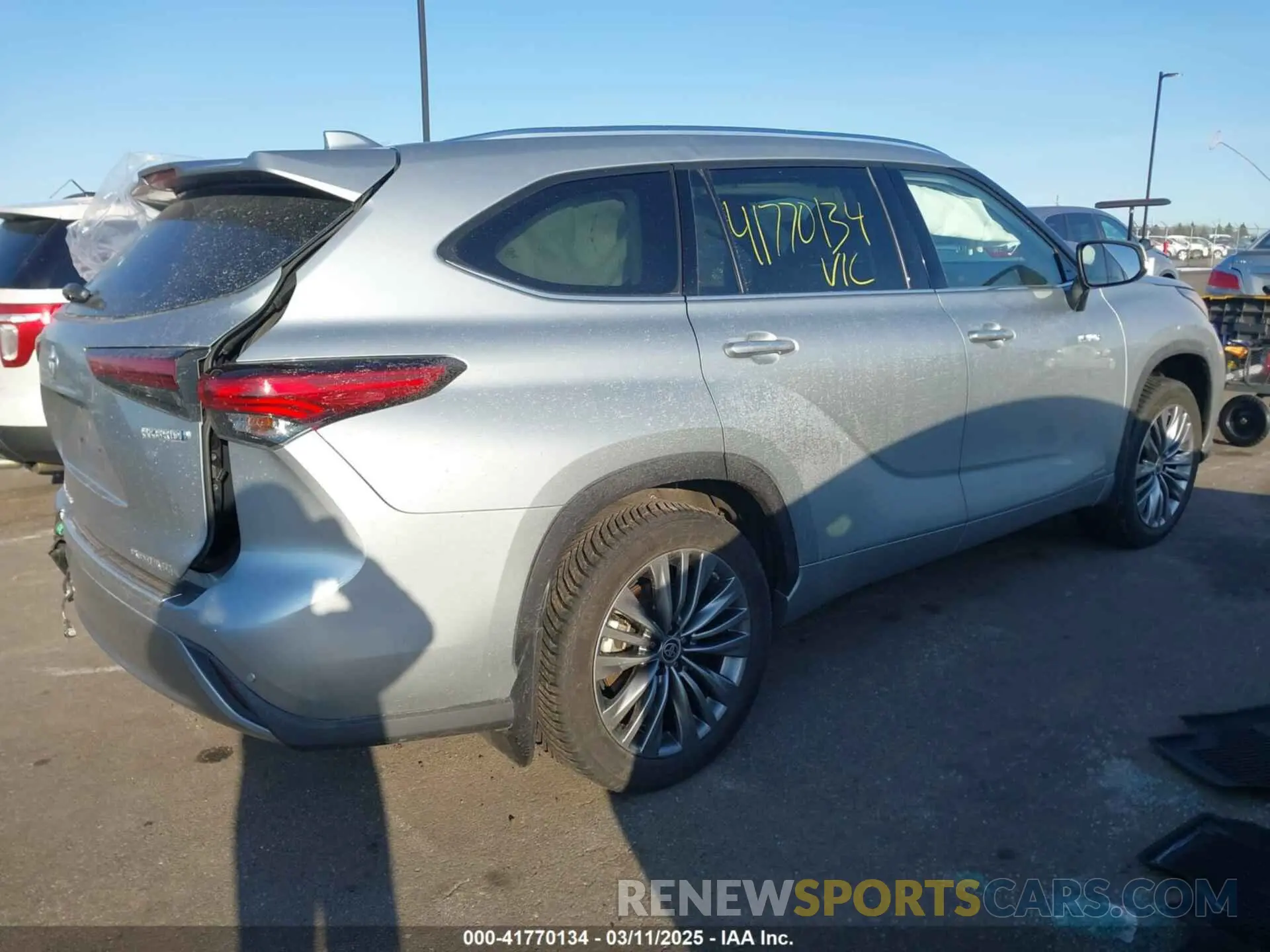4 Photograph of a damaged car 5TDEBRCH5LS009199 TOYOTA HIGHLANDER 2020