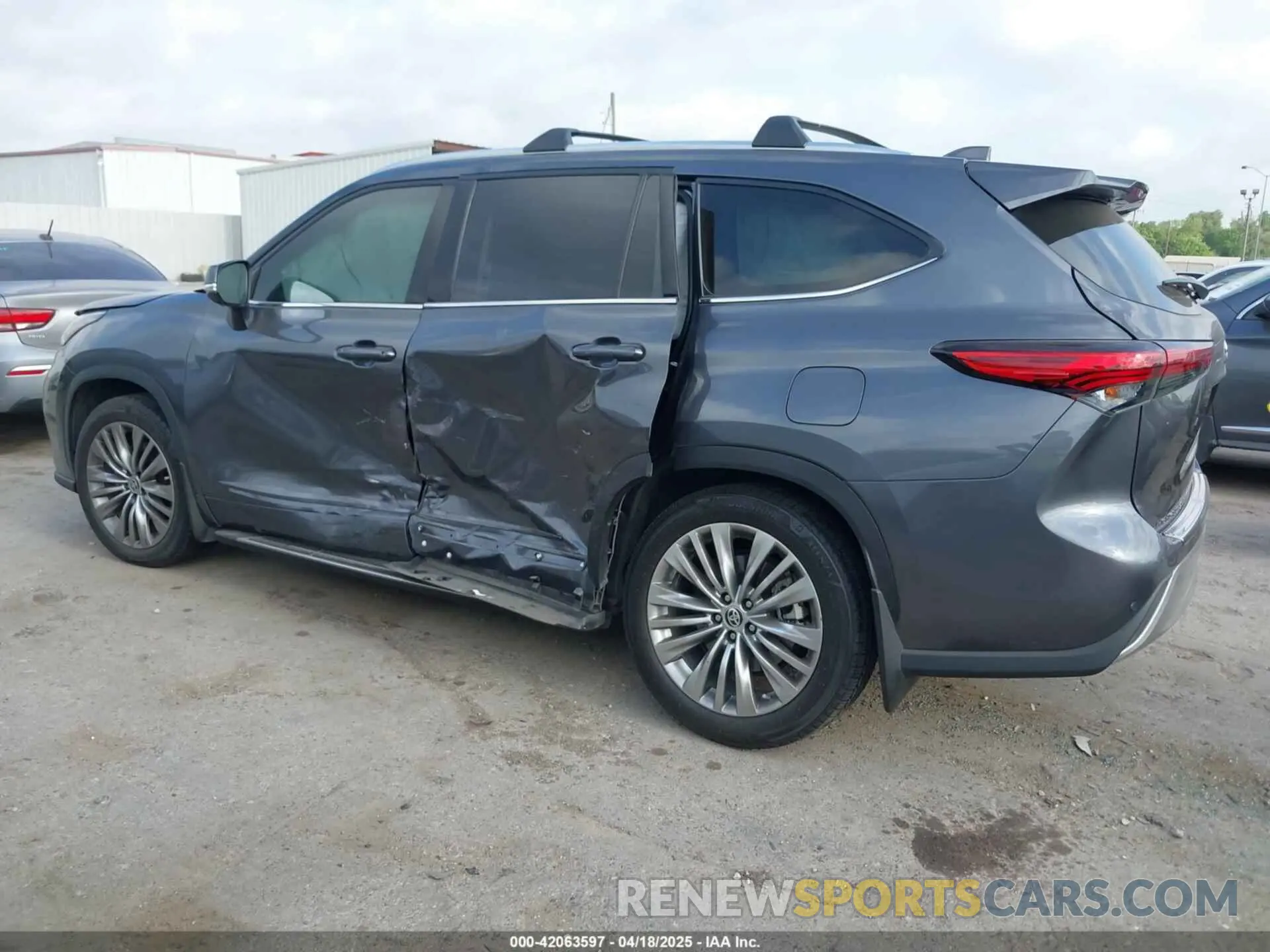 14 Photograph of a damaged car 5TDFZRAH4LS024733 TOYOTA HIGHLANDER 2020