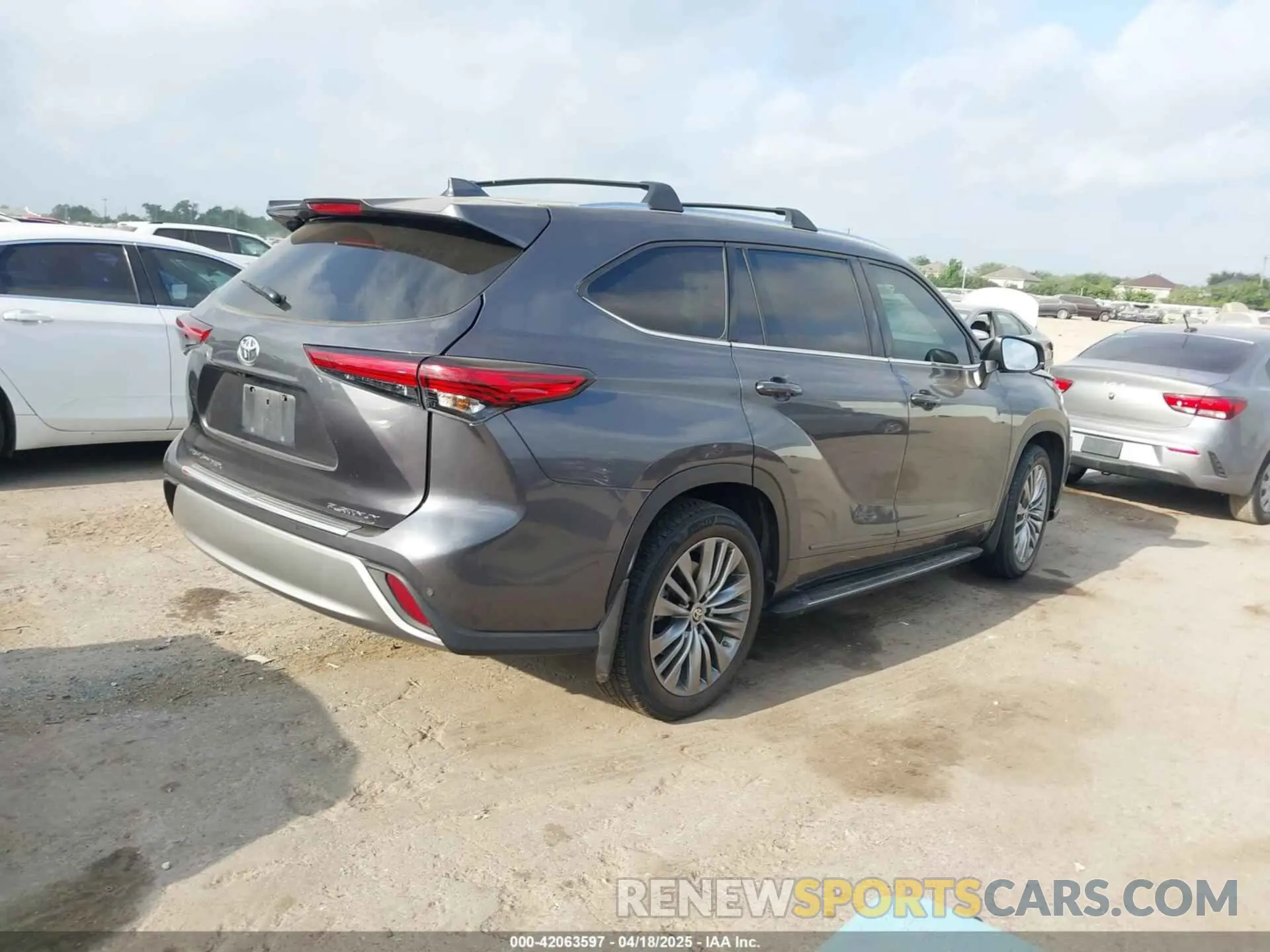 4 Photograph of a damaged car 5TDFZRAH4LS024733 TOYOTA HIGHLANDER 2020