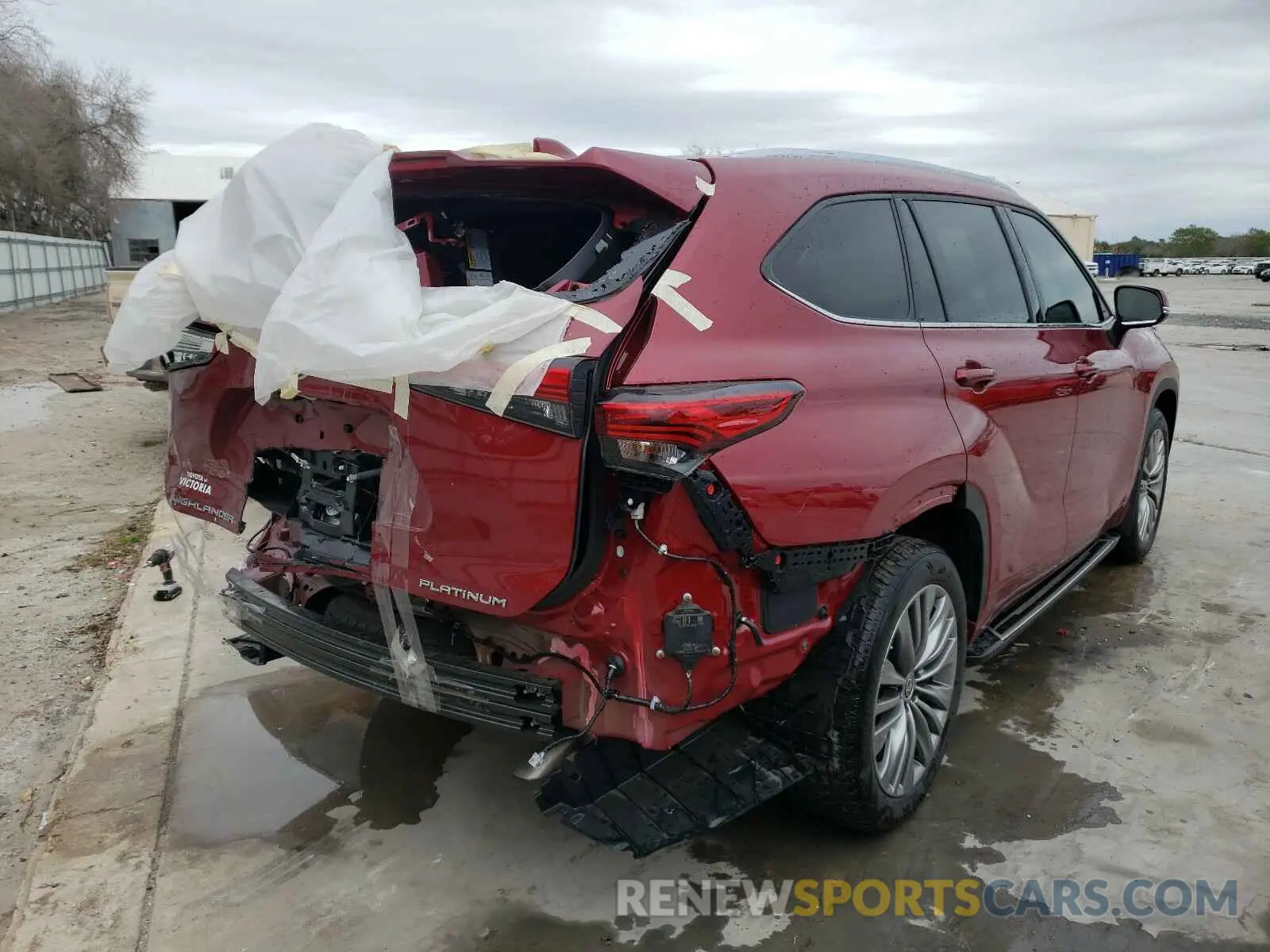 4 Photograph of a damaged car 5TDFZRAH6LS030856 TOYOTA HIGHLANDER 2020