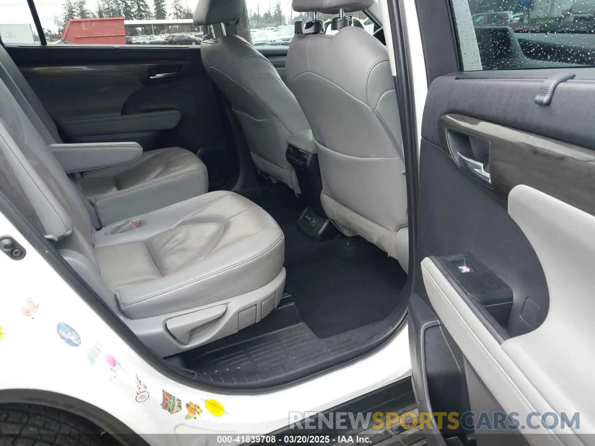 8 Photograph of a damaged car 5TDFZRBH0LS039681 TOYOTA HIGHLANDER 2020
