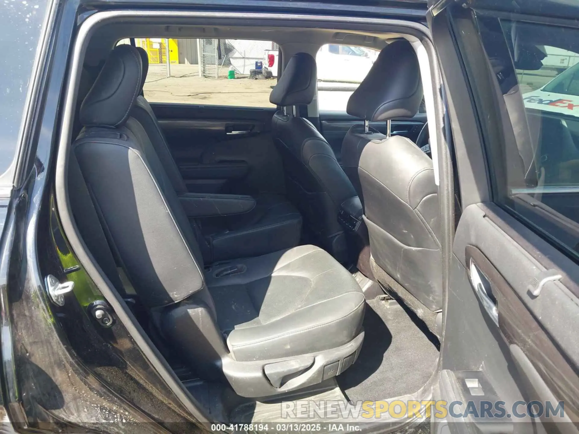 8 Photograph of a damaged car 5TDFZRBH2LS034921 TOYOTA HIGHLANDER 2020