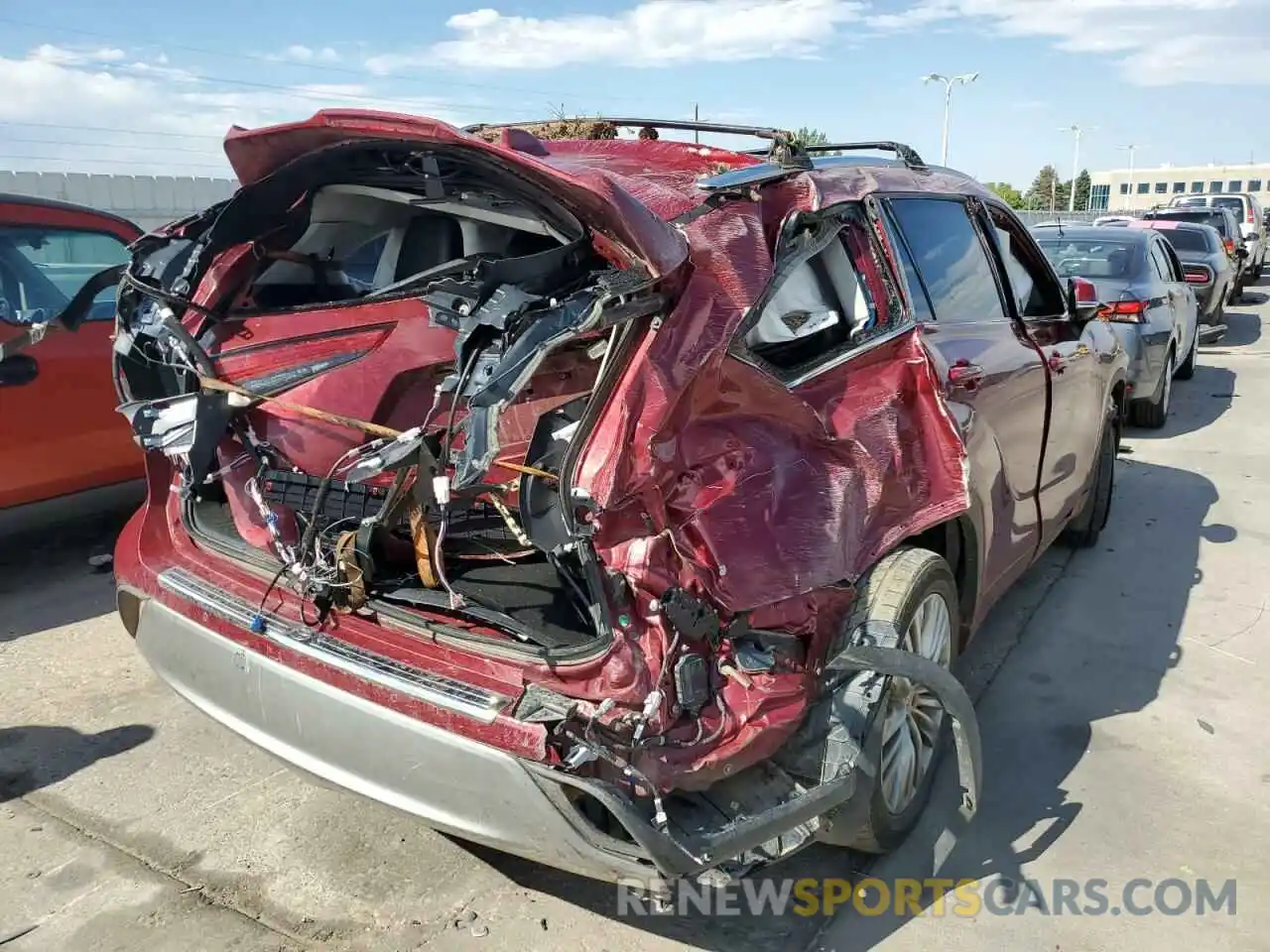 4 Photograph of a damaged car 5TDFZRBH3LS053283 TOYOTA HIGHLANDER 2020