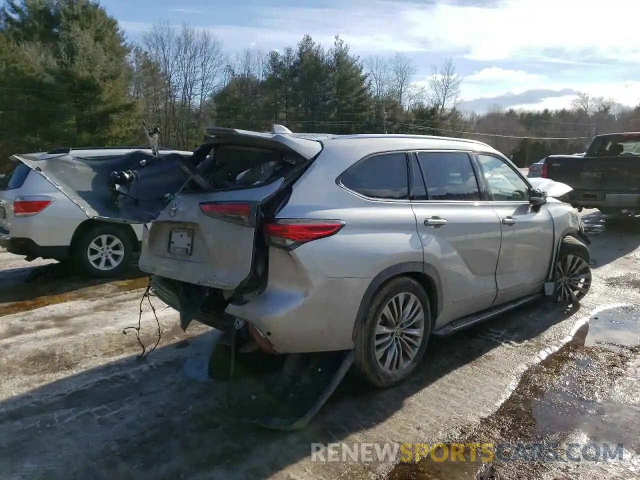 4 Photograph of a damaged car 5TDFZRBH7LS035630 TOYOTA HIGHLANDER 2020