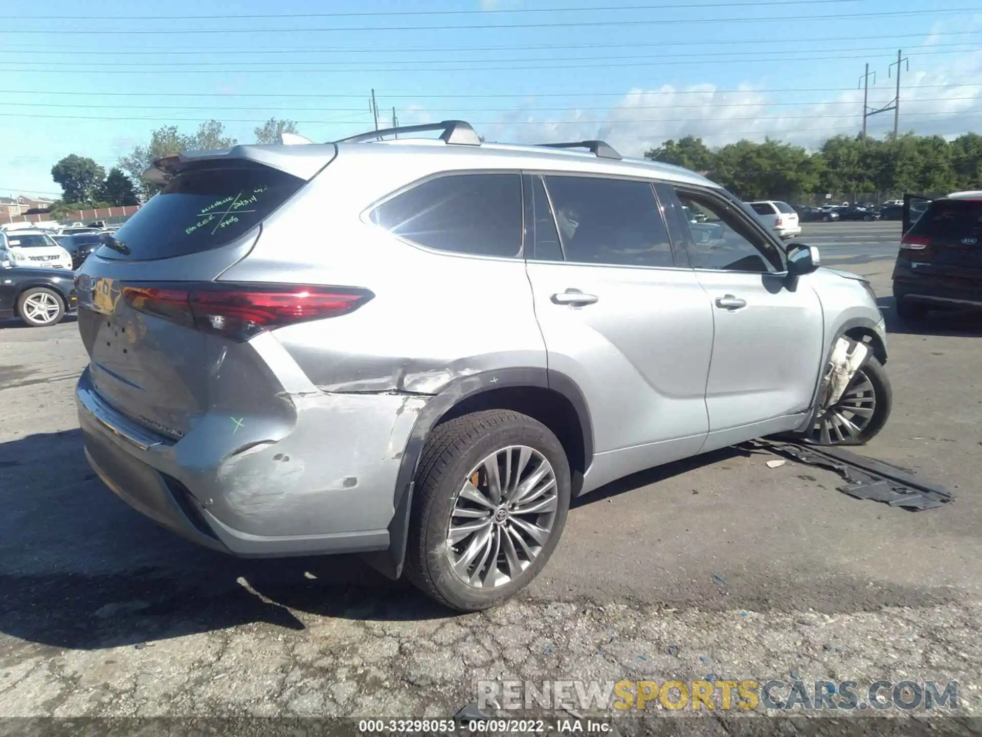 4 Photograph of a damaged car 5TDFZRBH9LS053238 TOYOTA HIGHLANDER 2020