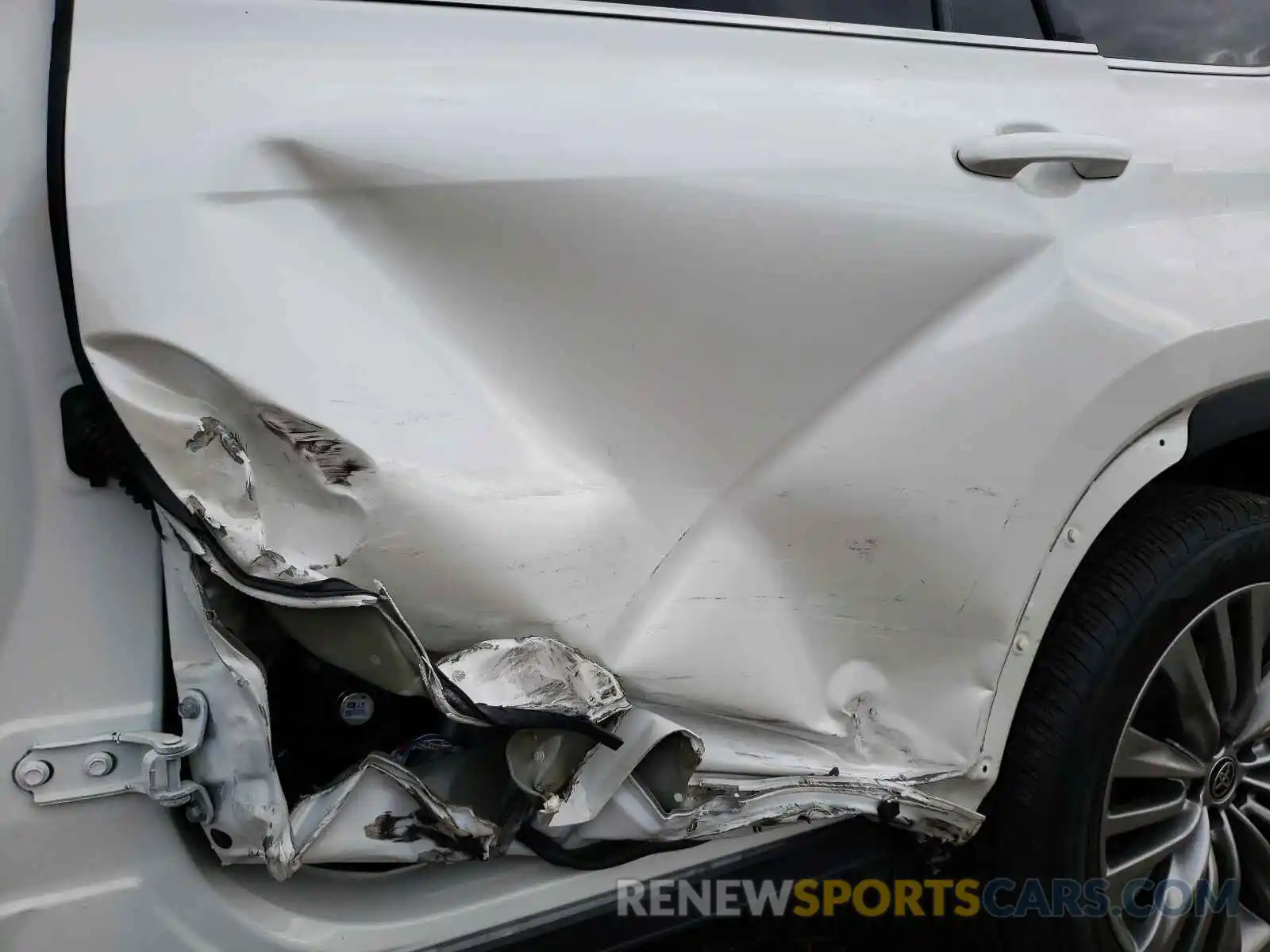 9 Photograph of a damaged car 5TDFZRBHXLS051112 TOYOTA HIGHLANDER 2020