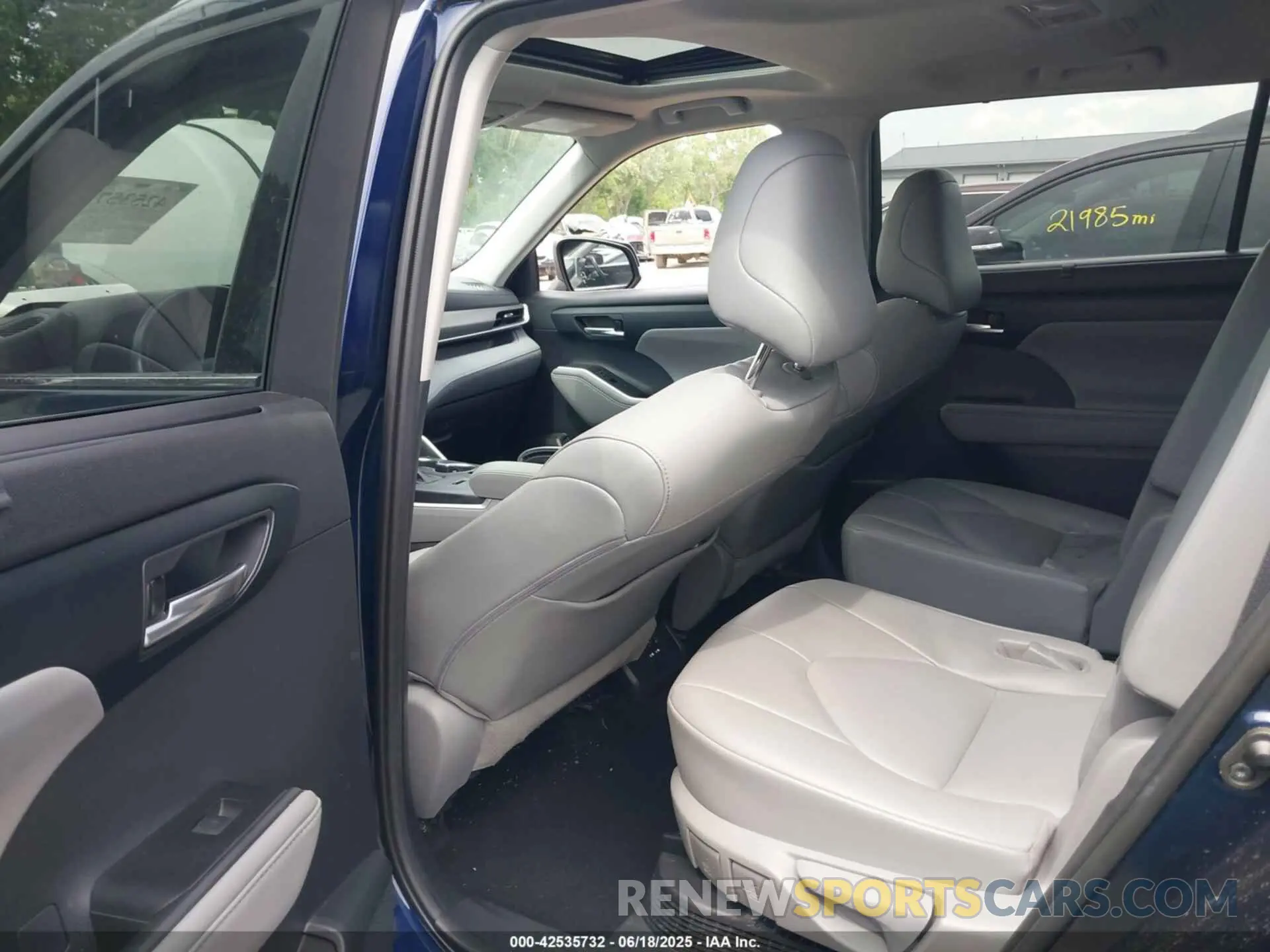 8 Photograph of a damaged car 5TDGBRCHXLS512039 TOYOTA HIGHLANDER 2020