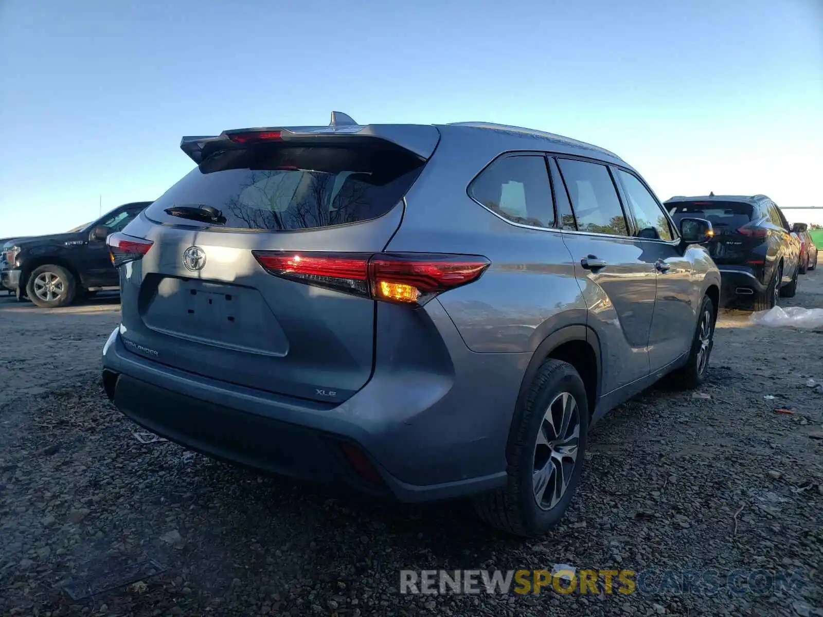 4 Photograph of a damaged car 5TDGZRAH0LS010655 TOYOTA HIGHLANDER 2020