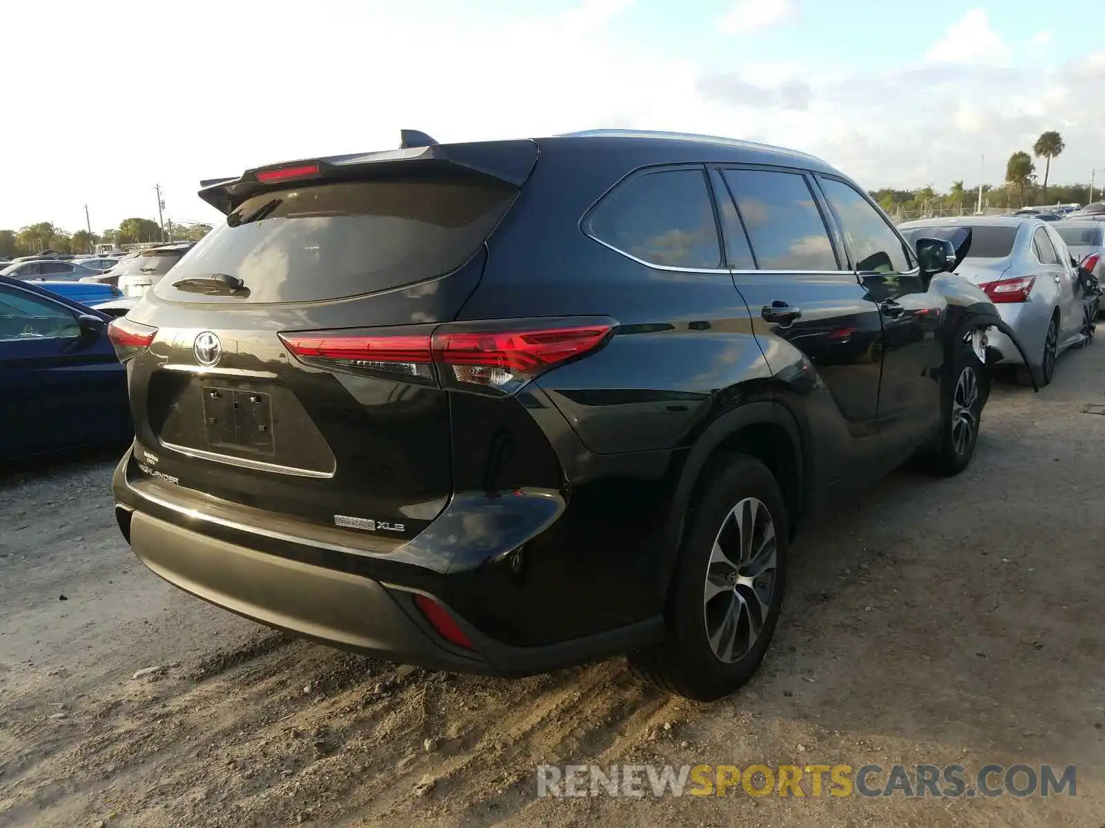 4 Photograph of a damaged car 5TDGZRAH0LS011949 TOYOTA HIGHLANDER 2020