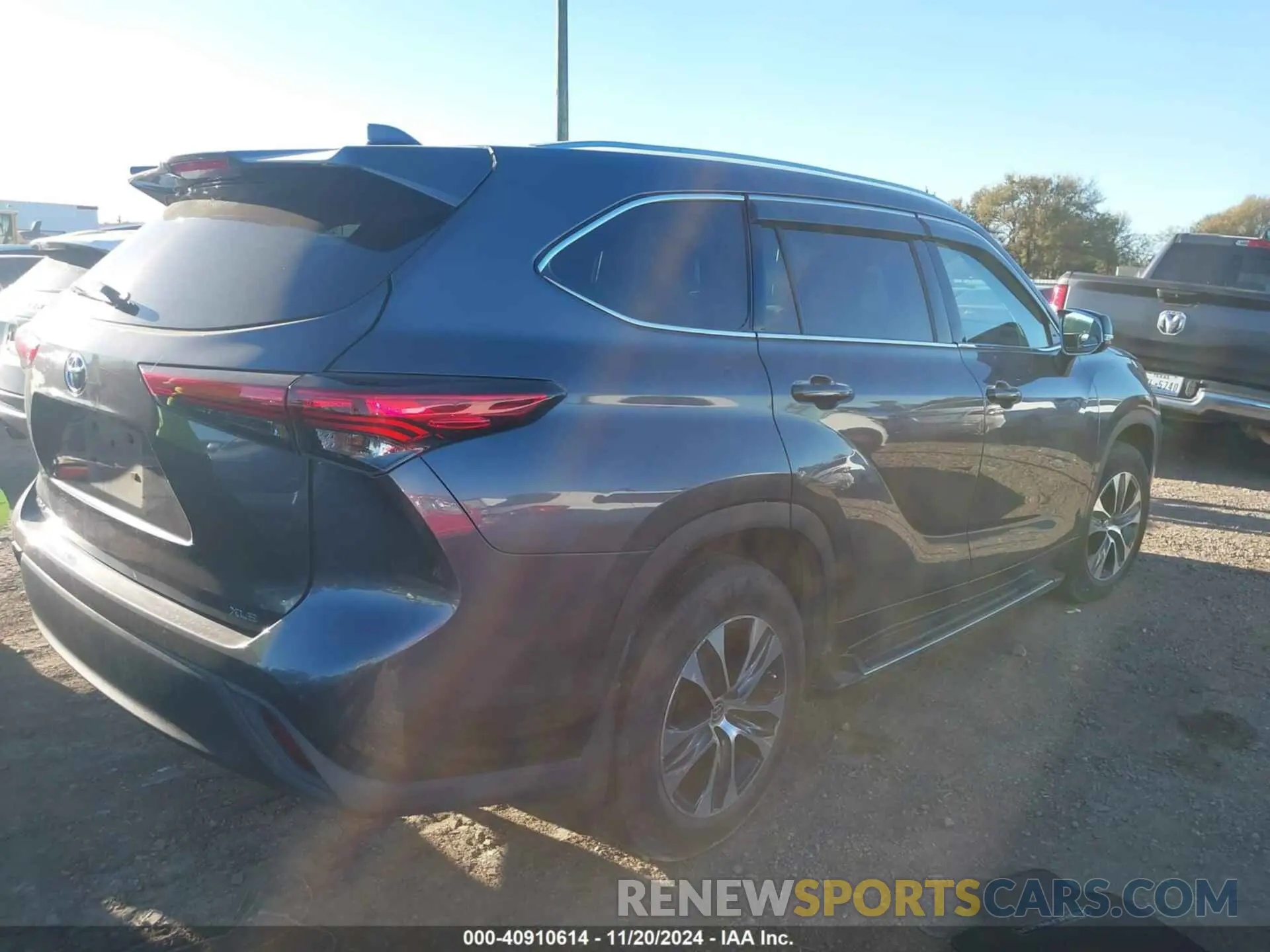 4 Photograph of a damaged car 5TDGZRAH0LS015404 TOYOTA HIGHLANDER 2020
