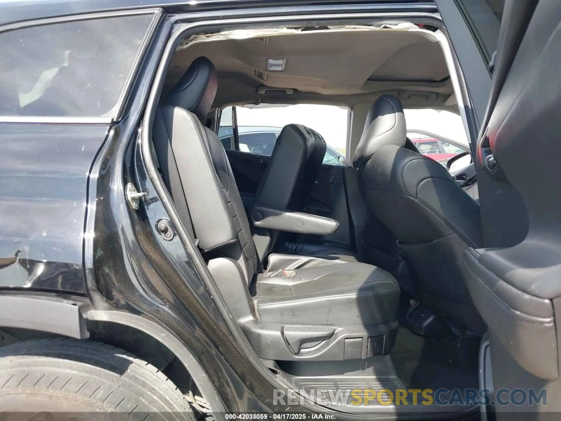8 Photograph of a damaged car 5TDGZRAH0LS018366 TOYOTA HIGHLANDER 2020
