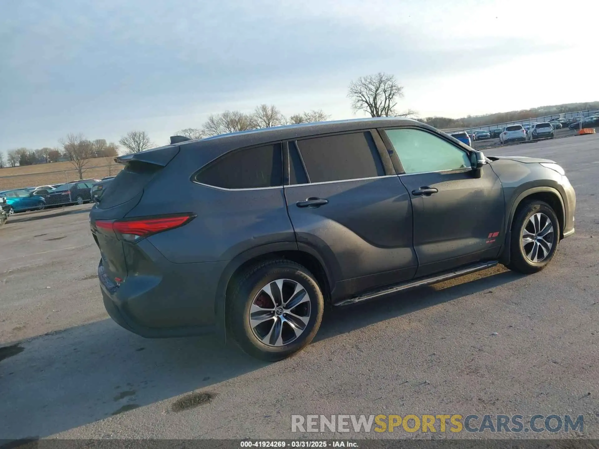 4 Photograph of a damaged car 5TDGZRAH1LS005822 TOYOTA HIGHLANDER 2020